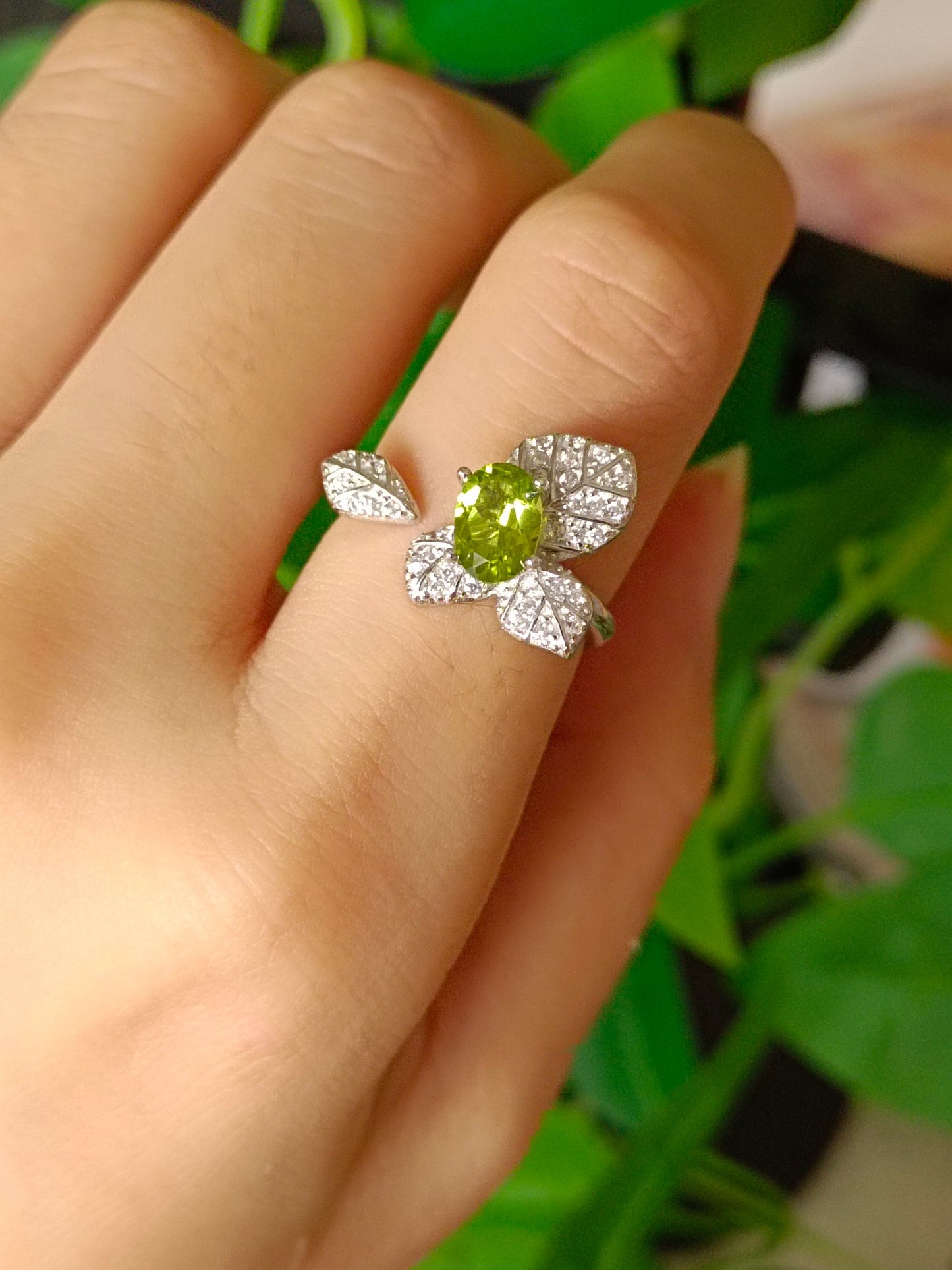 Anello con peridoto naturale radioso: un tocco di primavera in gioielleria