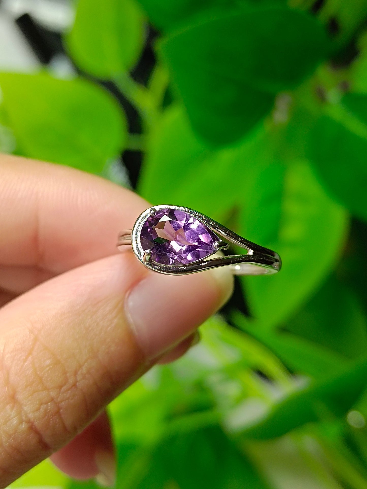 Mystischer lila Amethyst-Wassertropfen-Ring – einzigartiges Schmuckstück