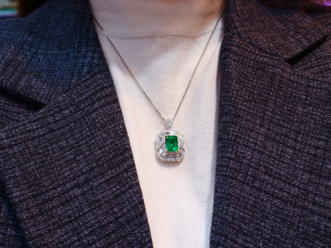 Emerald Green Dual-Use Jewelry: A Luxurious Choice