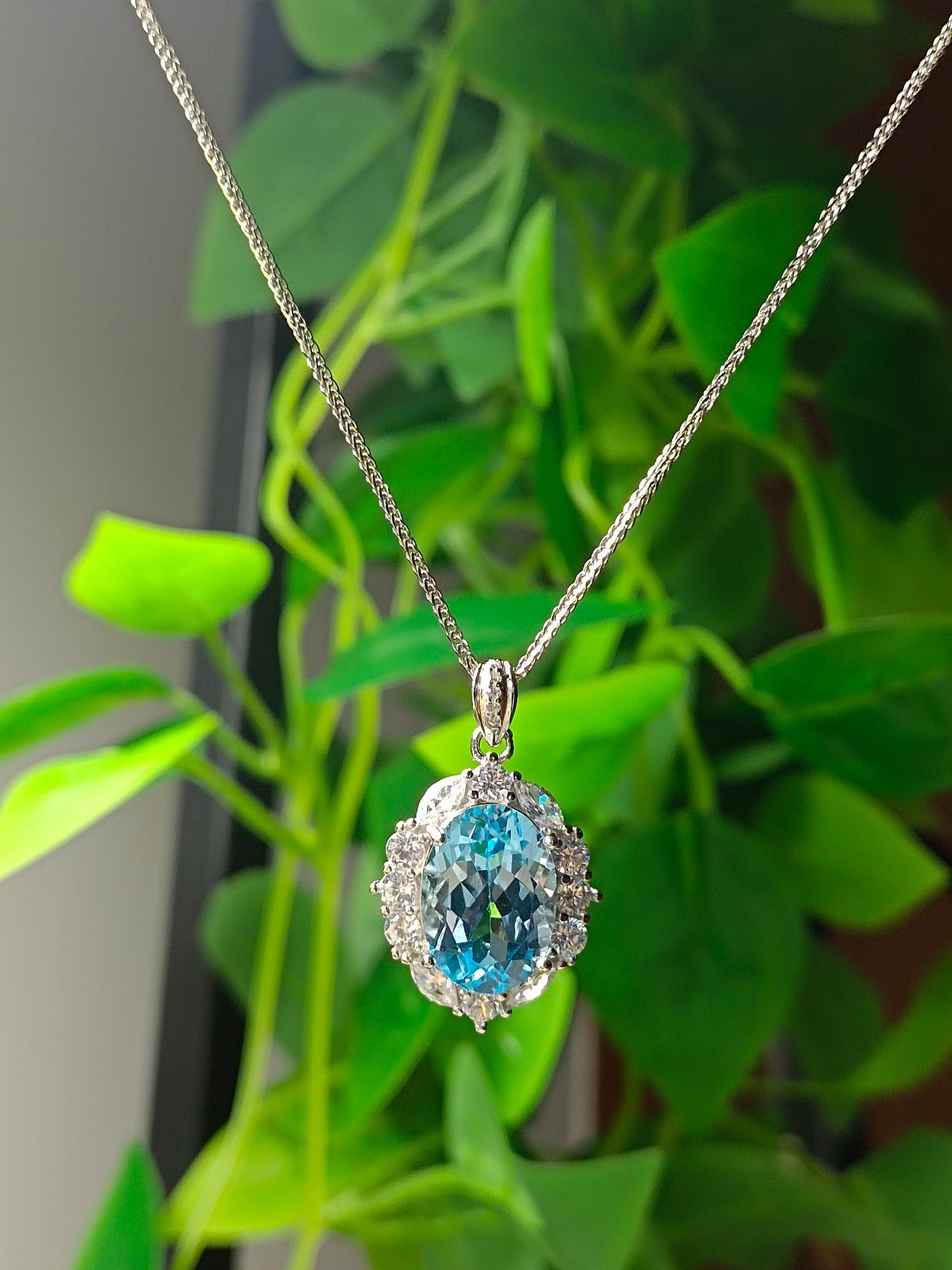 Luxurious Natural Topaz Pendant Jewelry - A Dazzling Display of Elegance