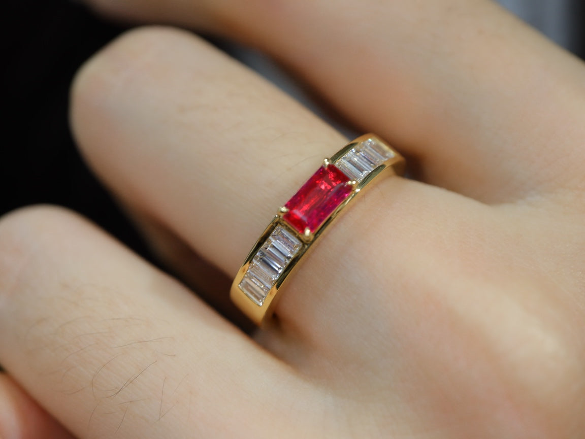 Bague rubis-émeraude exquise en diamant T : un chef-d'œuvre de joaillerie