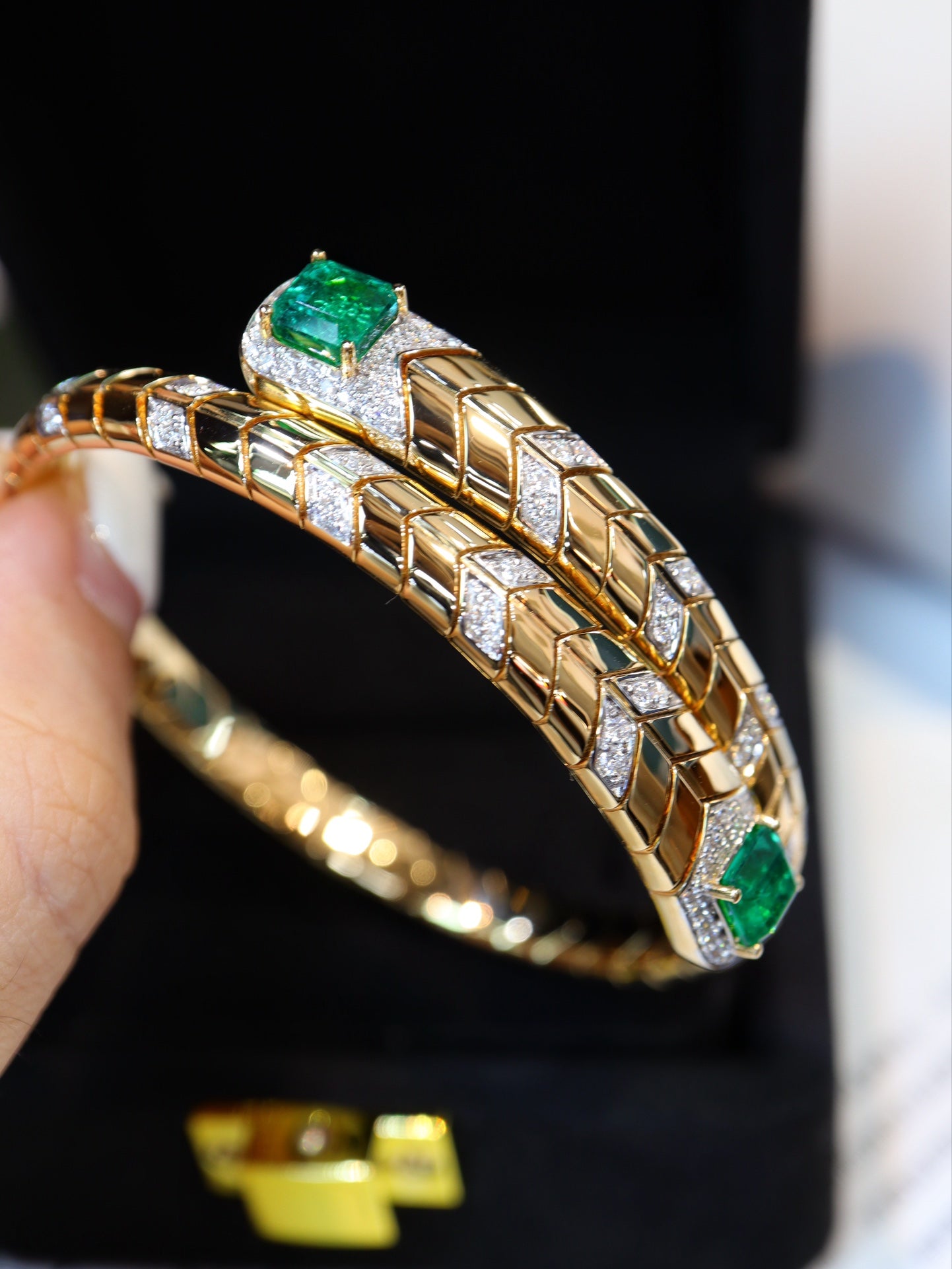 Vintage Emerald Spring Bracelet - Luxurious Jewelry Piece