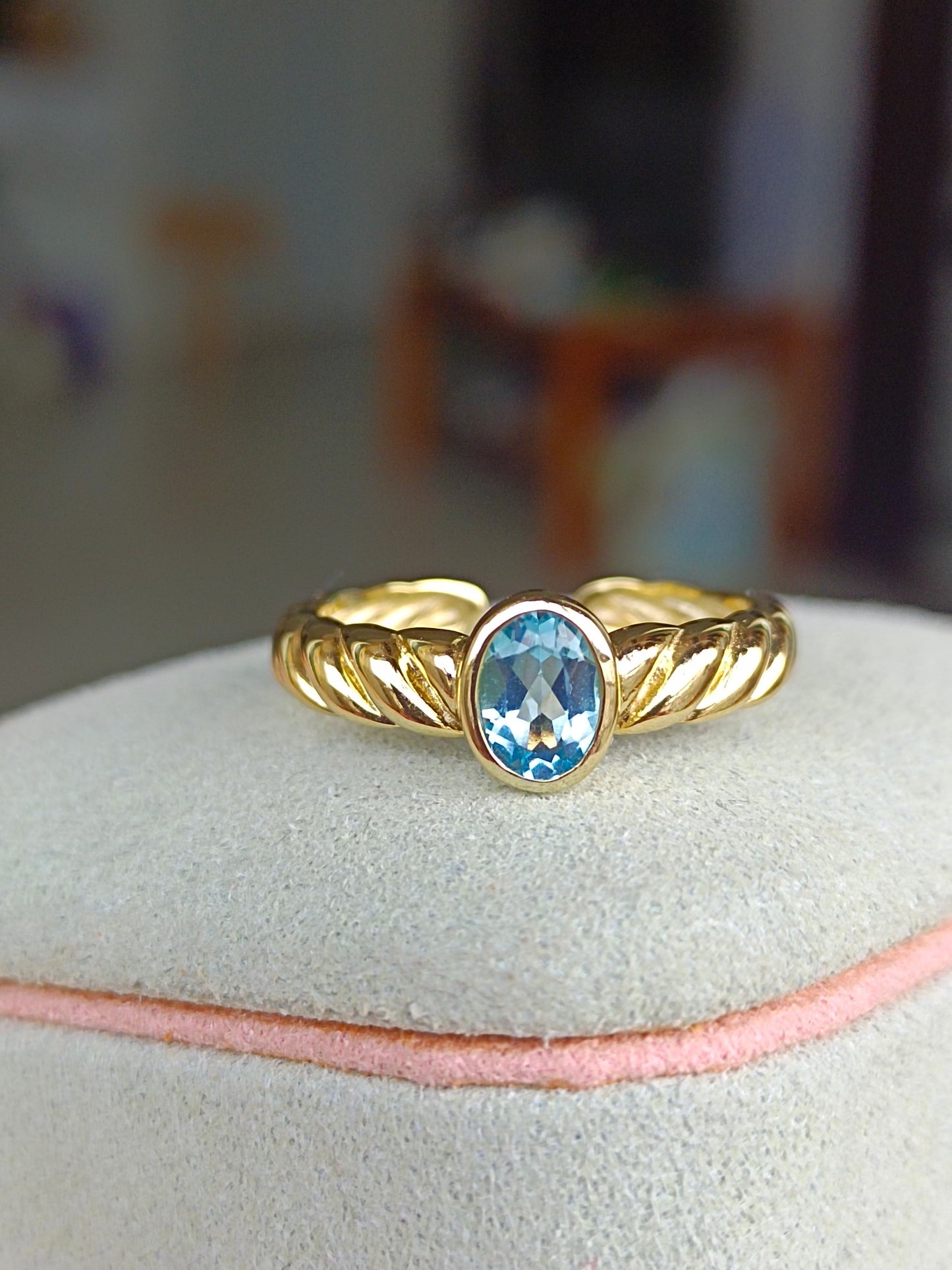 Natural Vintage Topaz Ring - Exquisite Jewelry for Elegant Taste