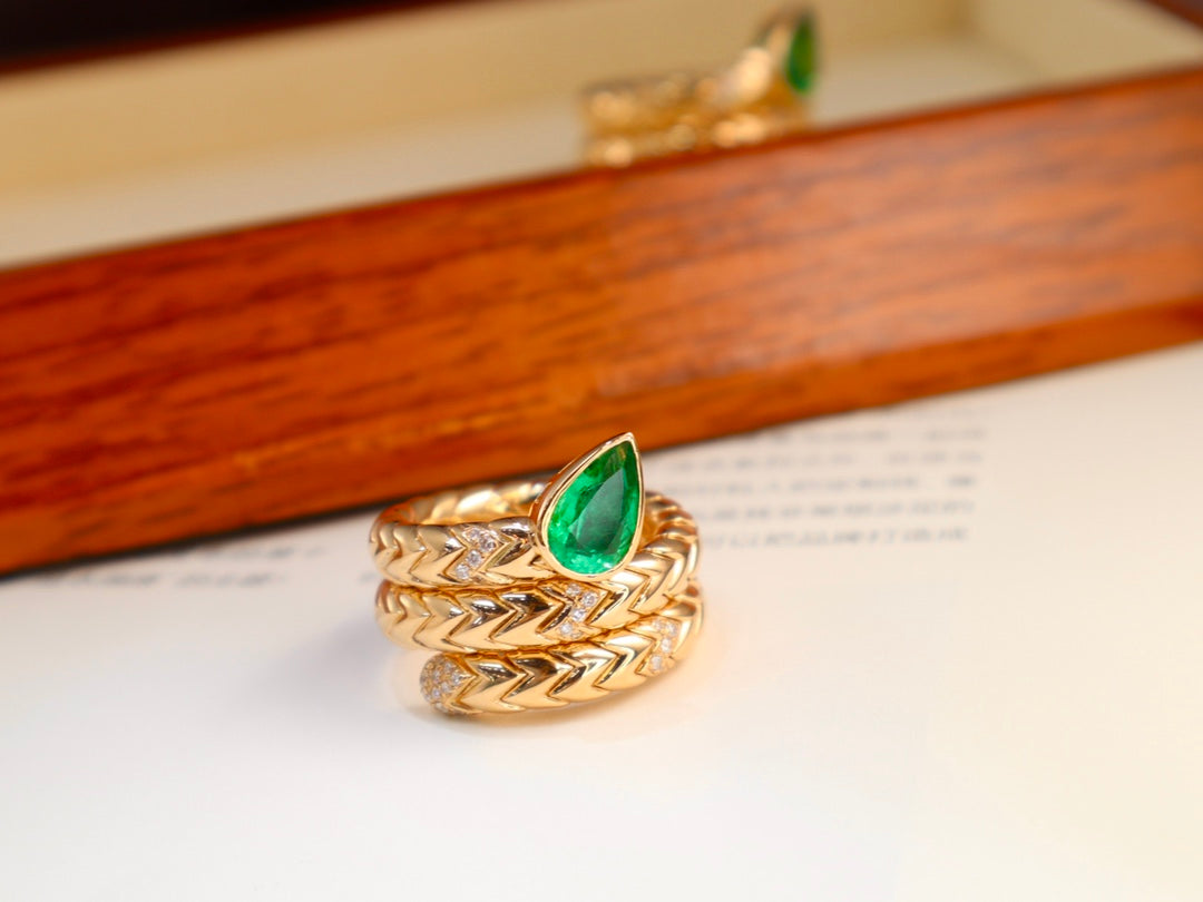 Emerald Snake Ring: A Symbol of Mystique and Fashion Jewelry