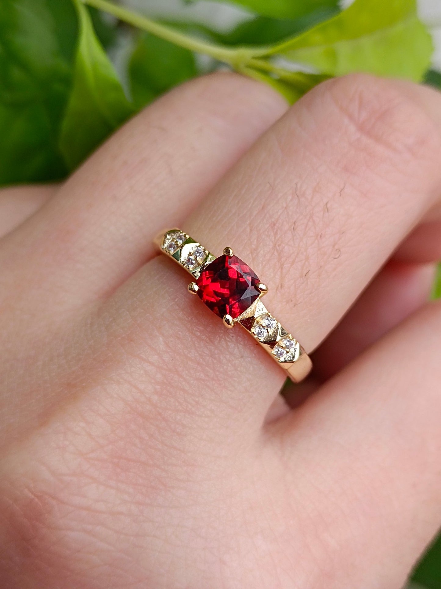 Cincin Batu Garnet Alam - Perhiasan Unik dan Elegan