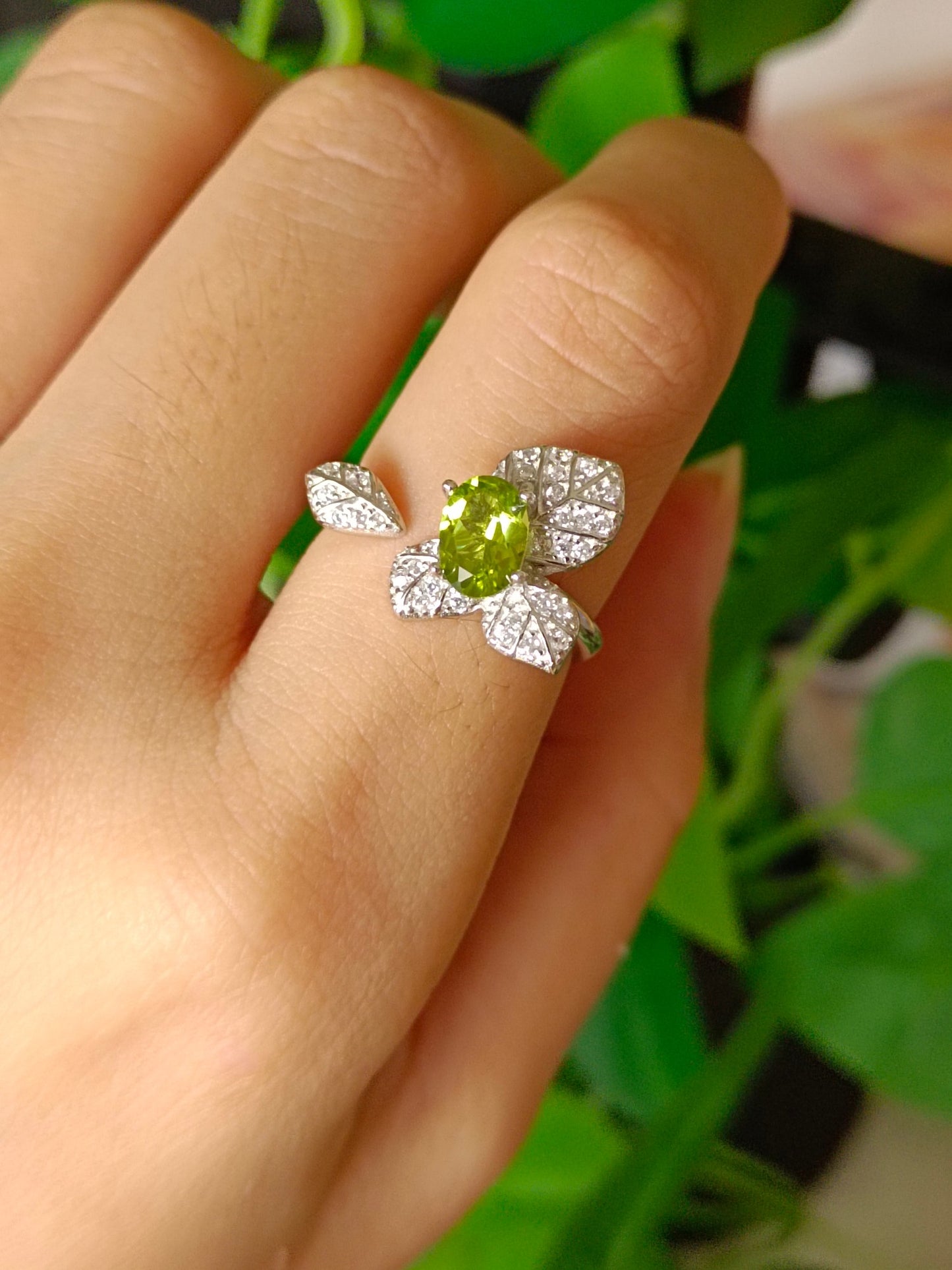 Anello con peridoto naturale radioso: un tocco di primavera in gioielleria