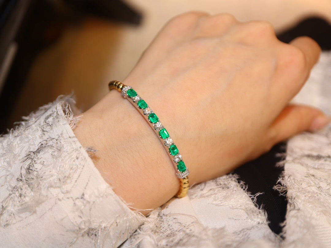 Stylish and Versatile: Imported Elastic Beaded Emerald Bracelet - Premium Jewelry