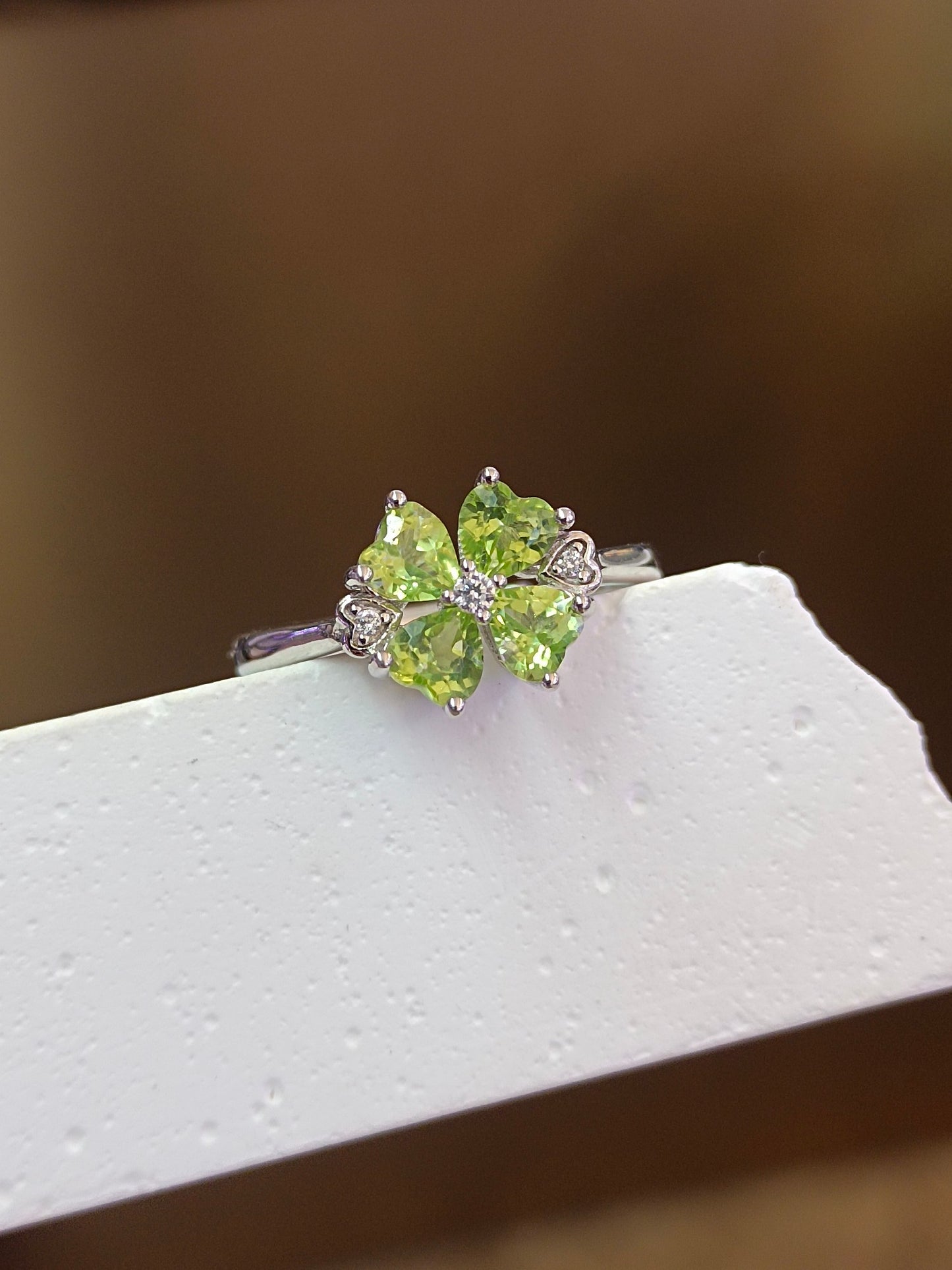 Anello quadrifoglio con peridoto infuocato: simbolo di fortuna e bellezza