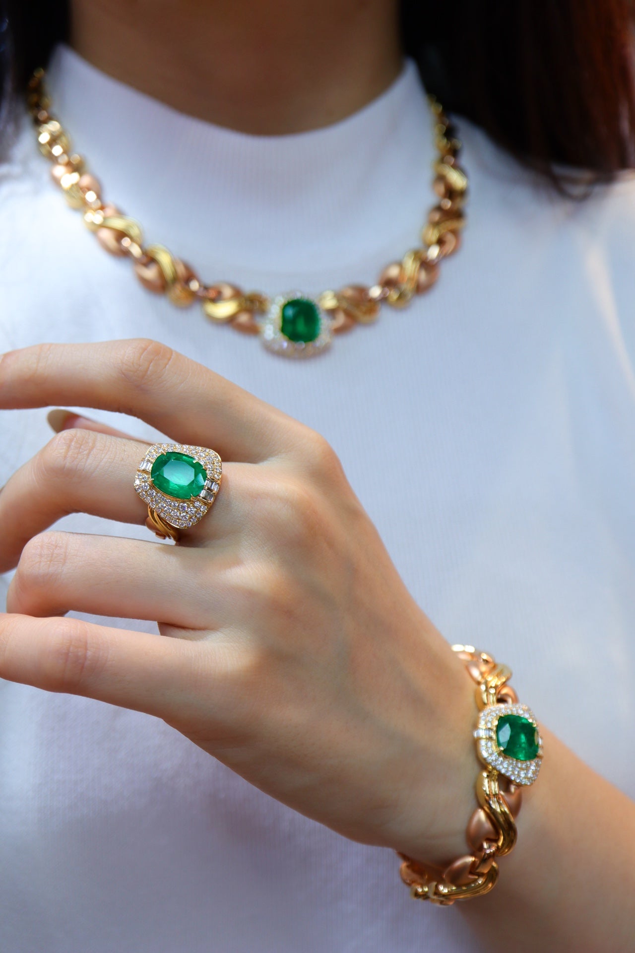 Emerald smyckesset: Vintage modern design, 18K guld och diamantaccenter