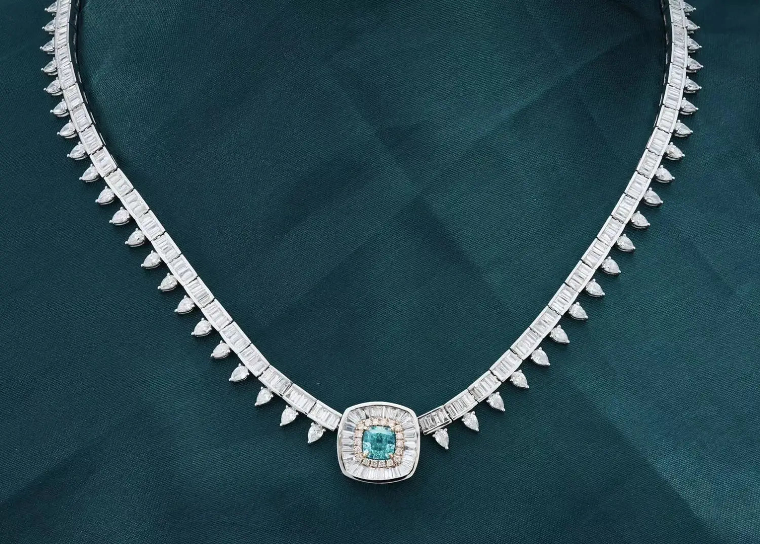 Elegant Blue Diamond T-Shaped Necklace: A Luxurious Gemstone Ensemble