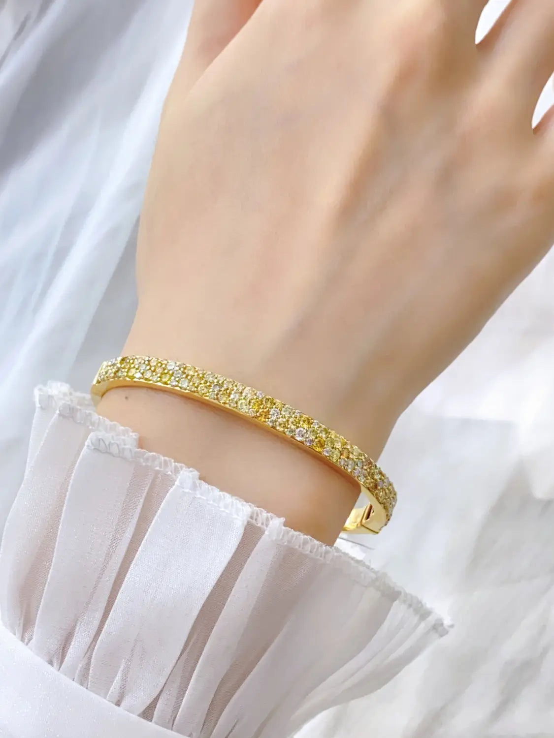 Elegant Full-Diamond Luxury Colored Bracelet with D3.670ct Center Stone