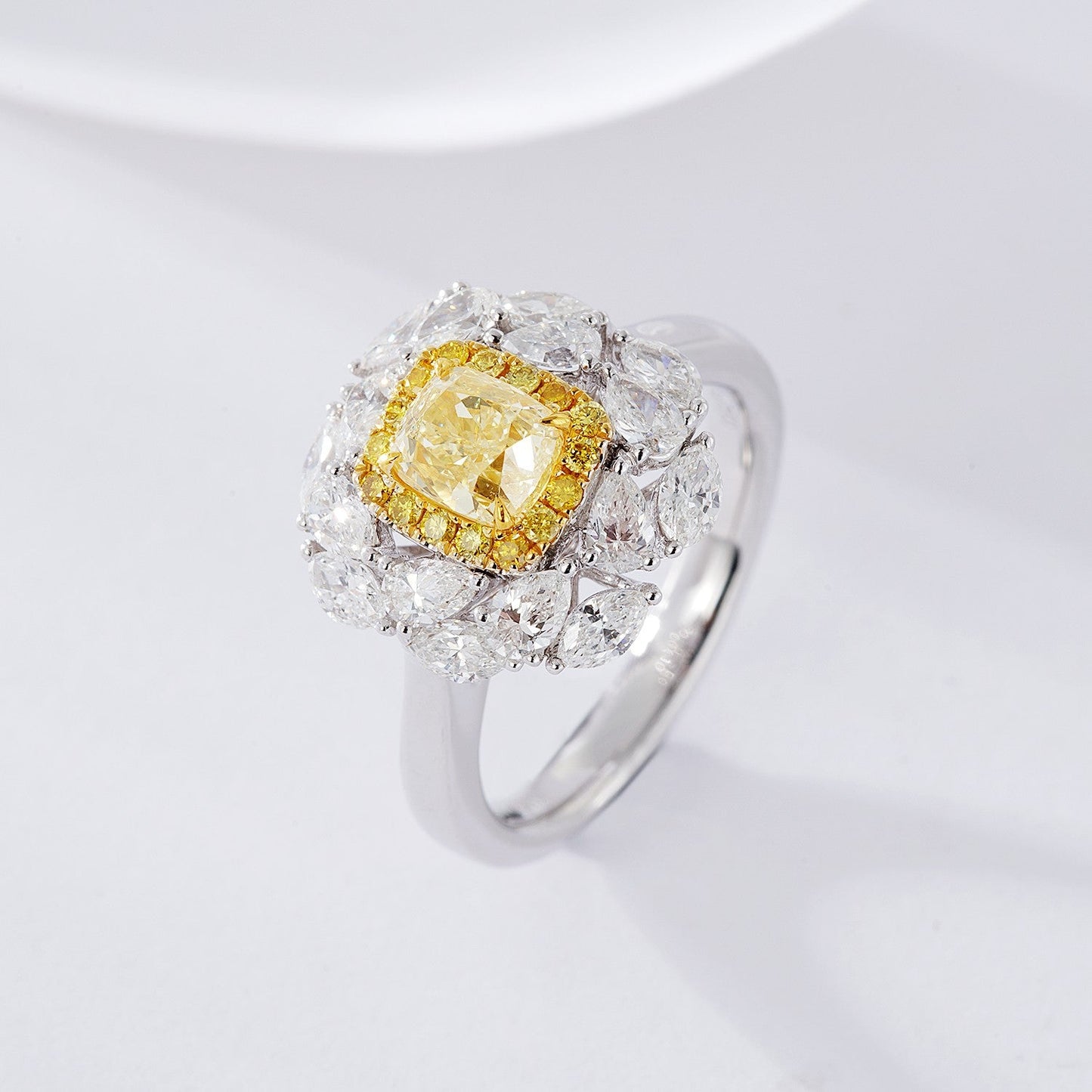 Cushion-Cut克拉黄钻戒指 - 奢华珠宝之选 - Yellow Diamond Ring