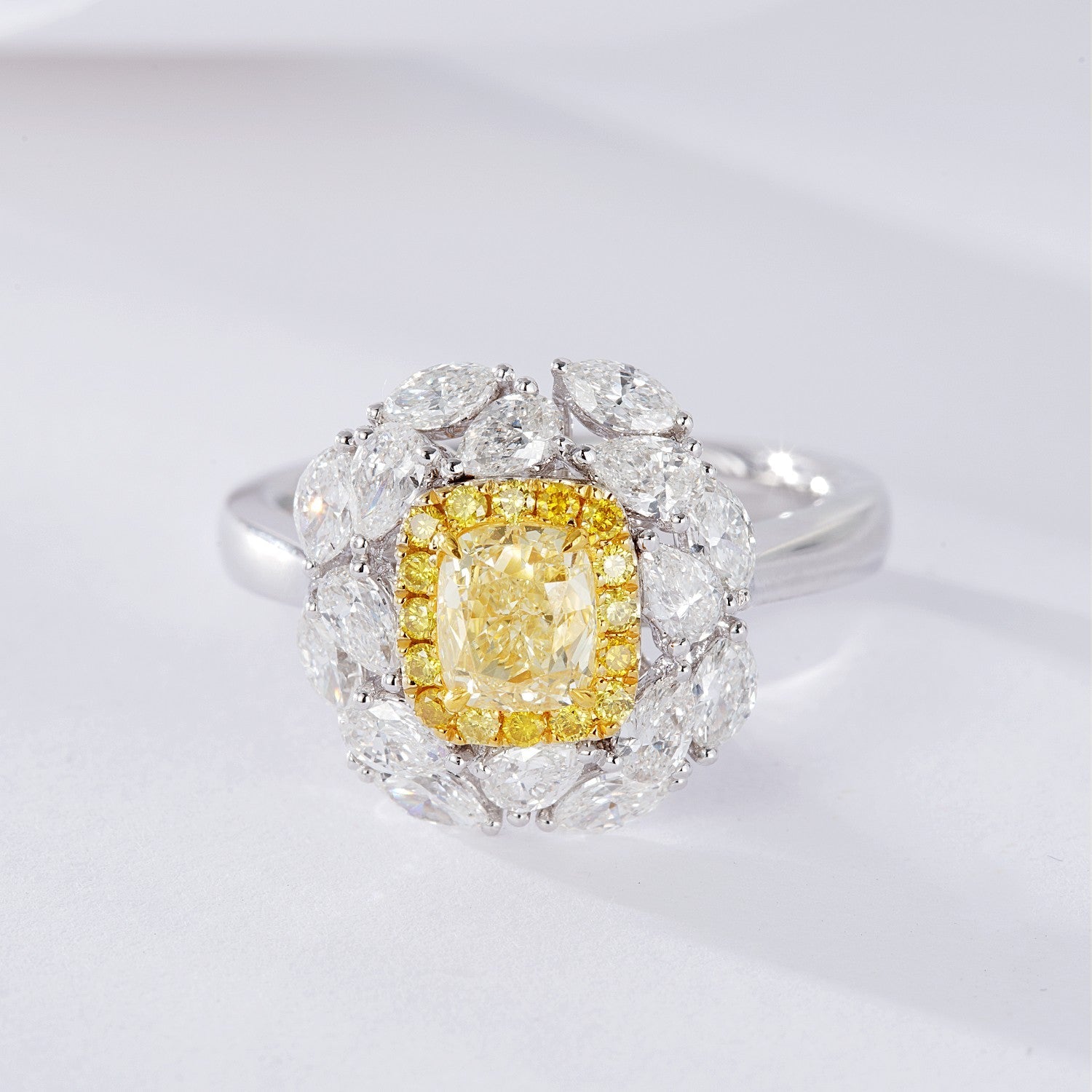 Cushion-Cut克拉黄钻戒指 - 奢华珠宝之选 - Yellow Diamond Ring