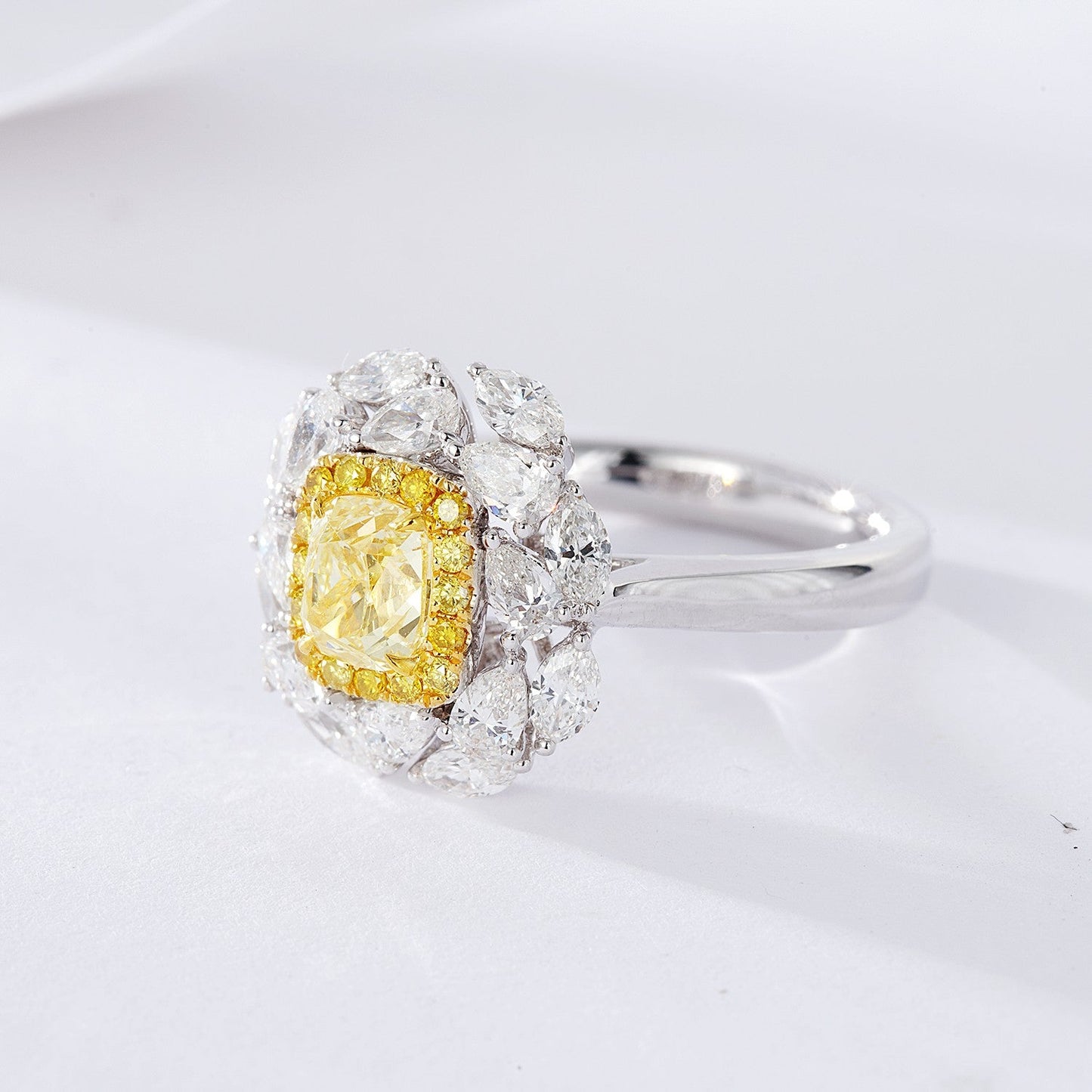 Cushion-Cut克拉黄钻戒指 - 奢华珠宝之选 - Yellow Diamond Ring