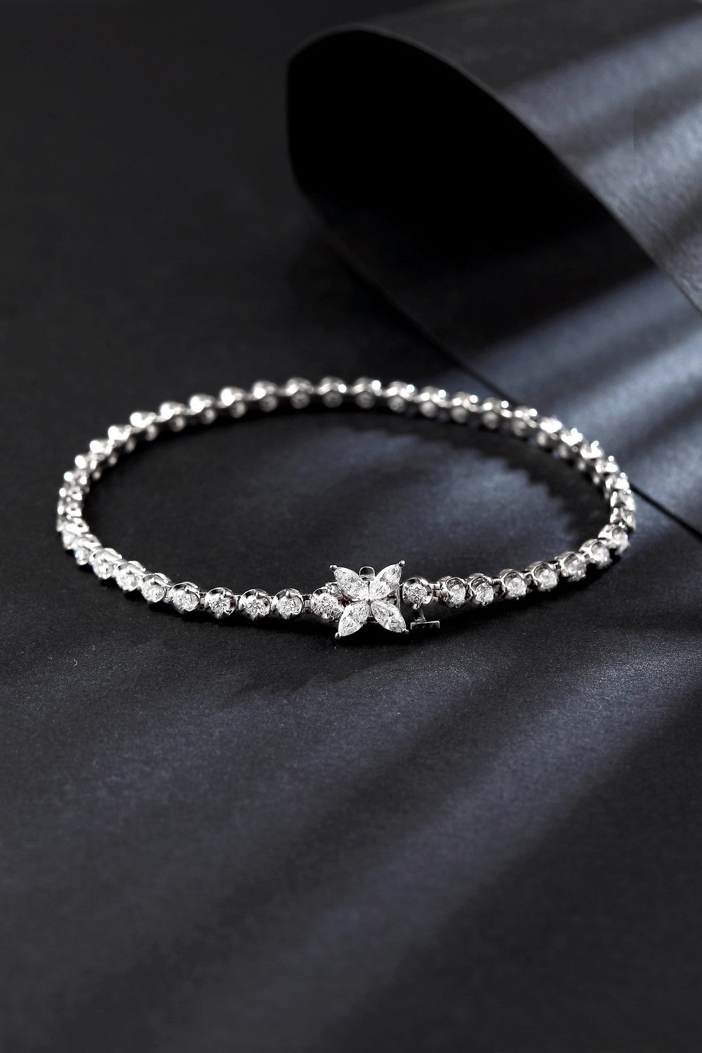 Delicate Jewelry: Refreshing Bracelet with Sparkling Stones - White Diamond Bracelet