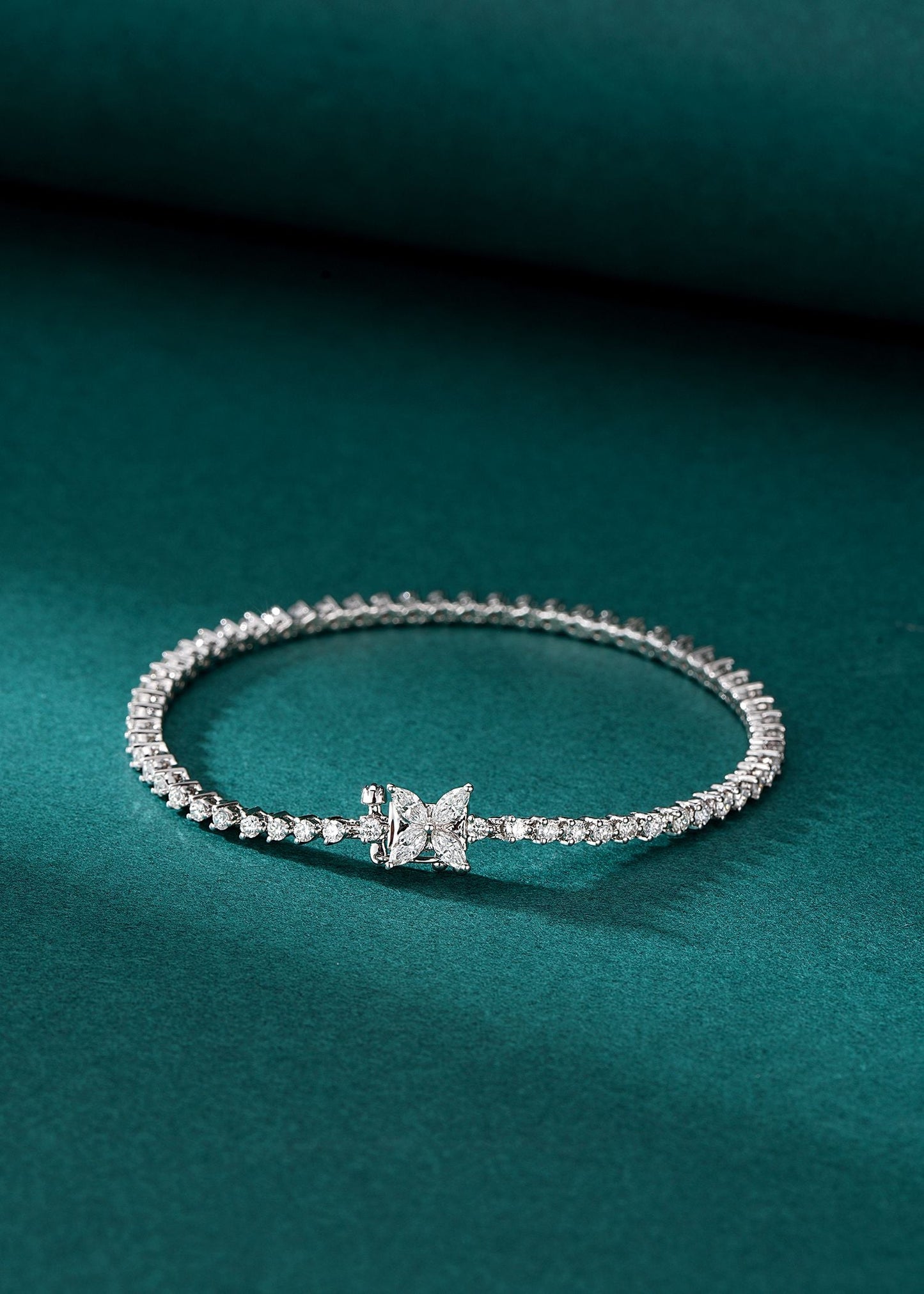 Delicate Jewelry: Refreshing Bracelet with Sparkling Stones - White Diamond Bracelet