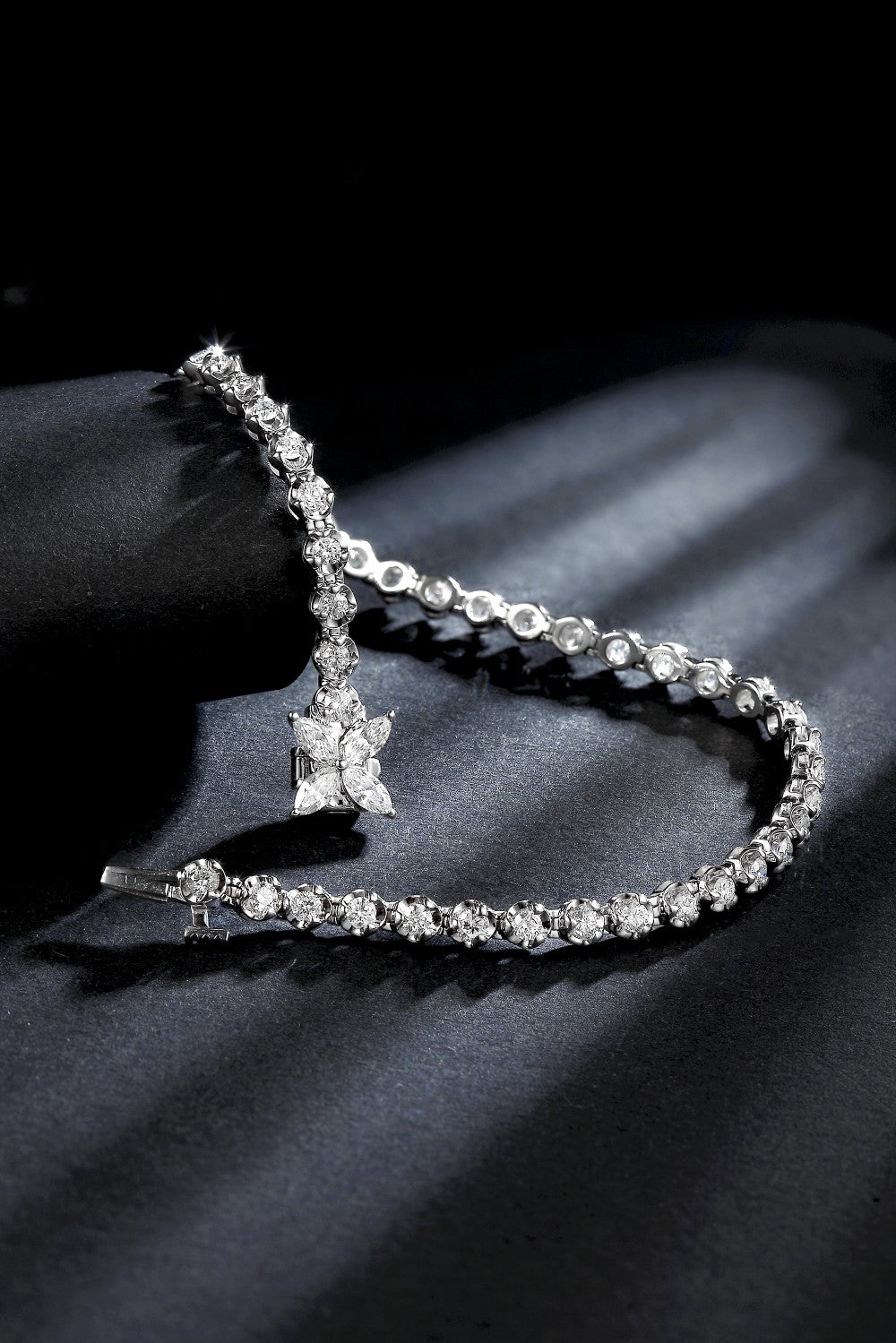 Delicate Jewelry: Refreshing Bracelet with Sparkling Stones - White Diamond Bracelet