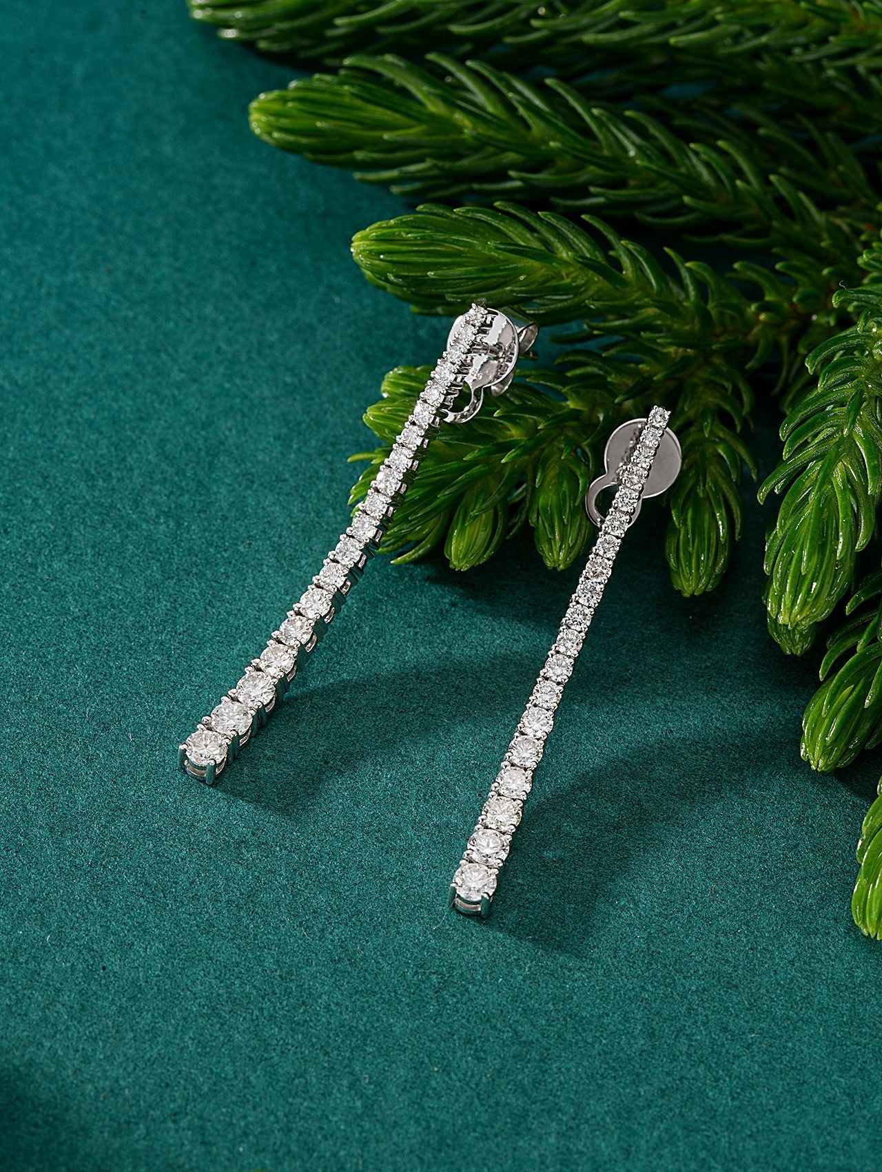 Diamond Dangle Earrings - A Sparkling Jewelry Piece - Jeweler.Jewelry