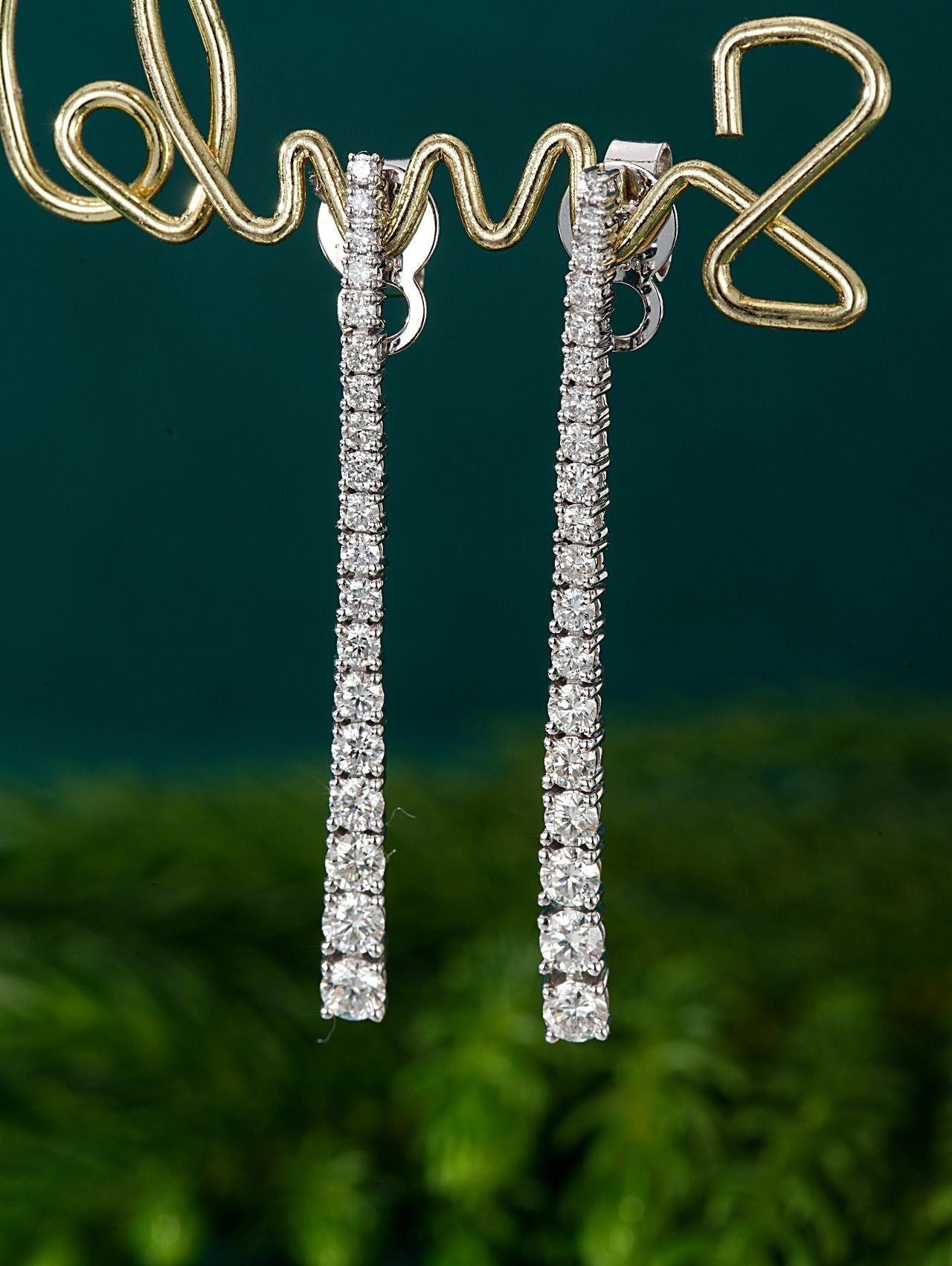 Diamond Dangle Earrings - A Sparkling Jewelry Piece - Jeweler.Jewelry