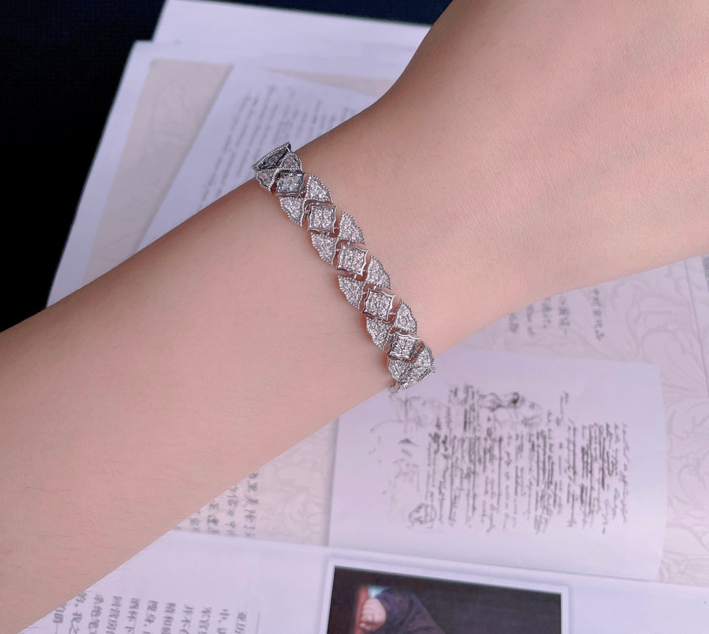 Diamond-Edged Bracelet: A Luxurious Choice in Jewelry - White Diamond Bracelet