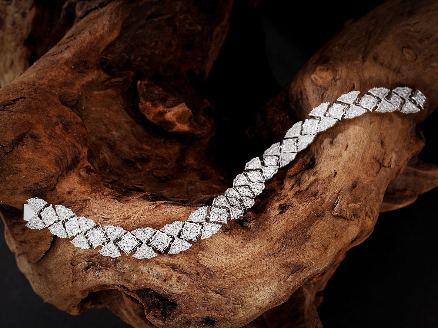 Diamond-Edged Bracelet: A Luxurious Choice in Jewelry - White Diamond Bracelet