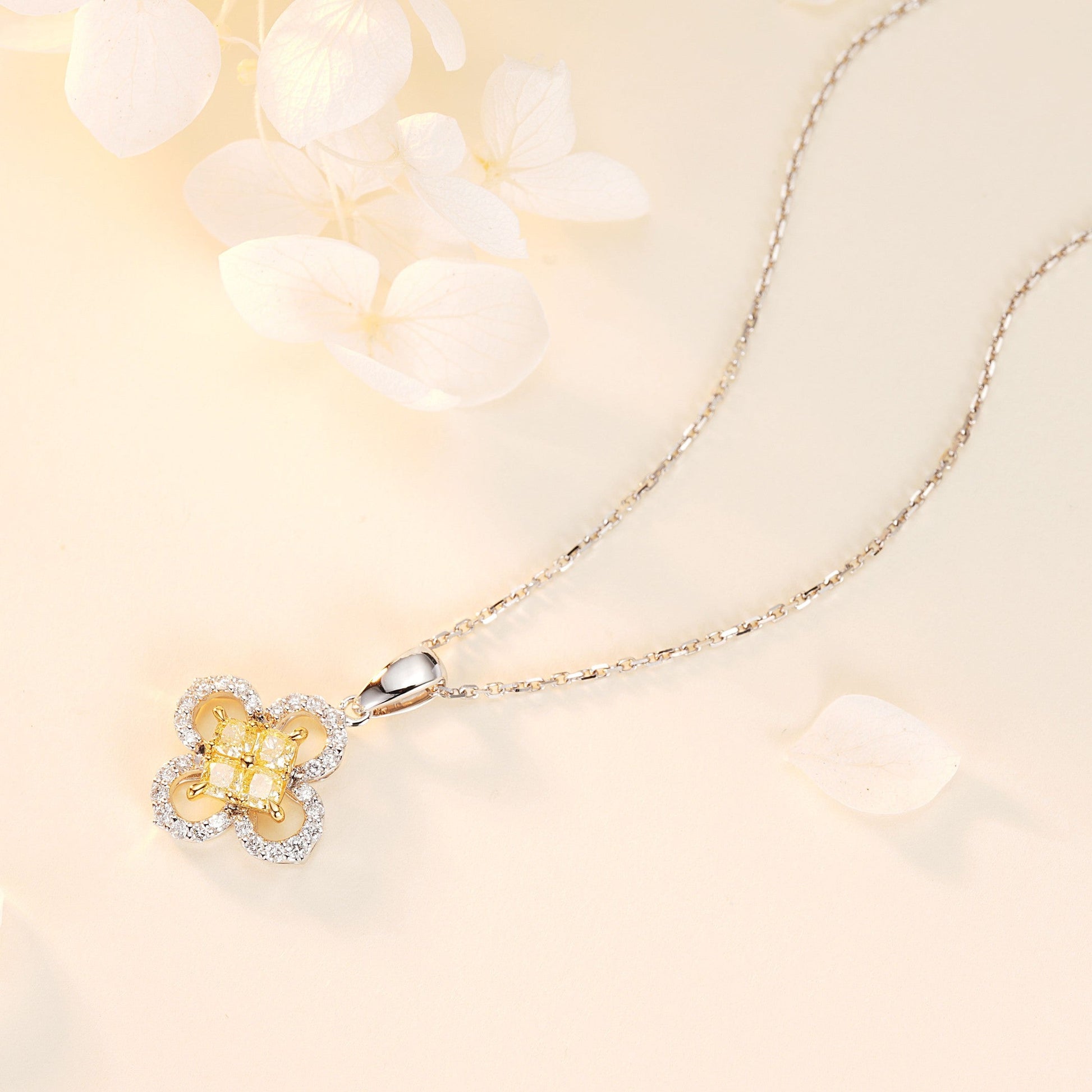 Diamond-Embedded Four-Leaf Clover Pendant Jewelry - Yellow Diamond Pendant