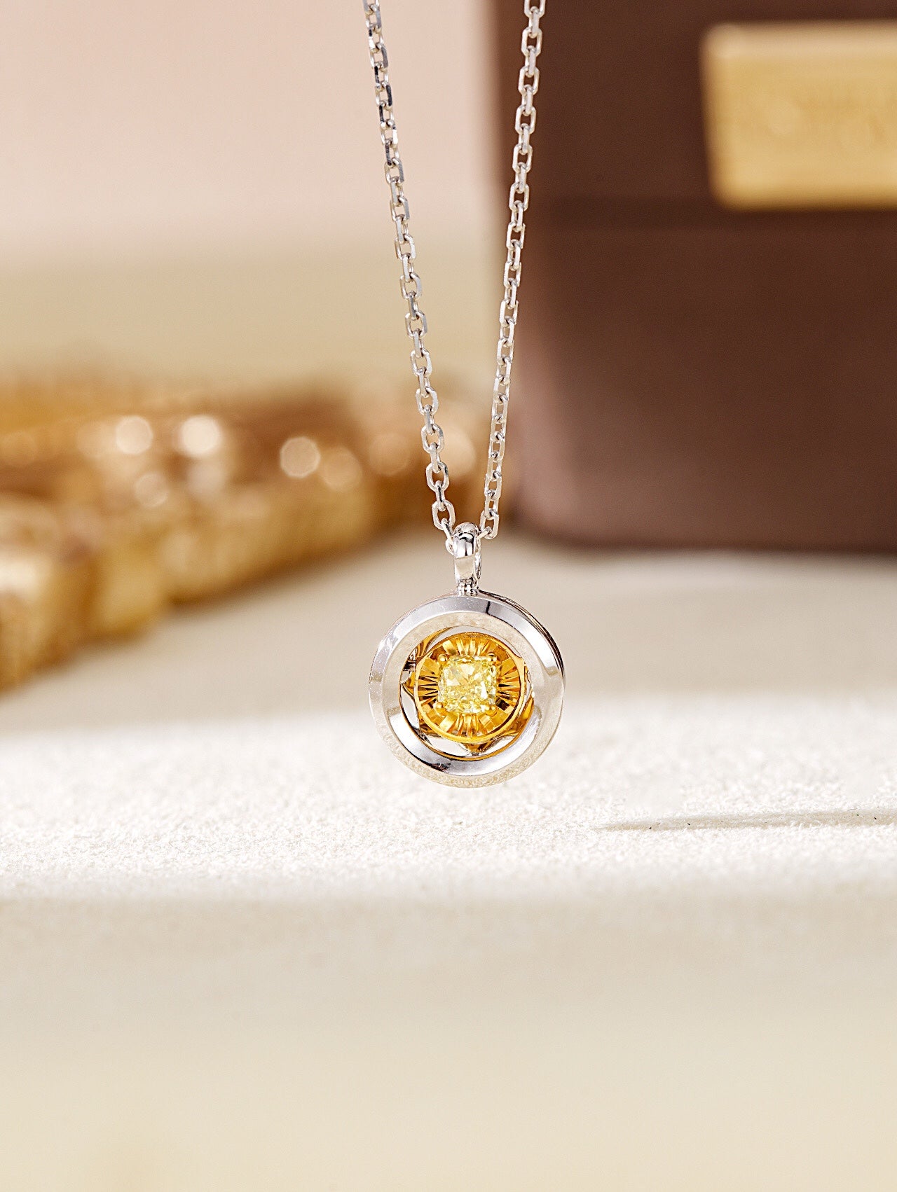 Diamond-Encrusted Flexible Chain Pendant Jewelry - Yellow Diamond Pendant