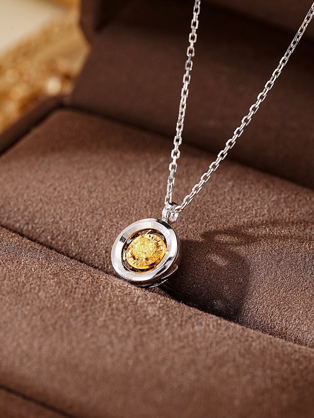 Diamond-Encrusted Flexible Chain Pendant Jewelry - Yellow Diamond Pendant