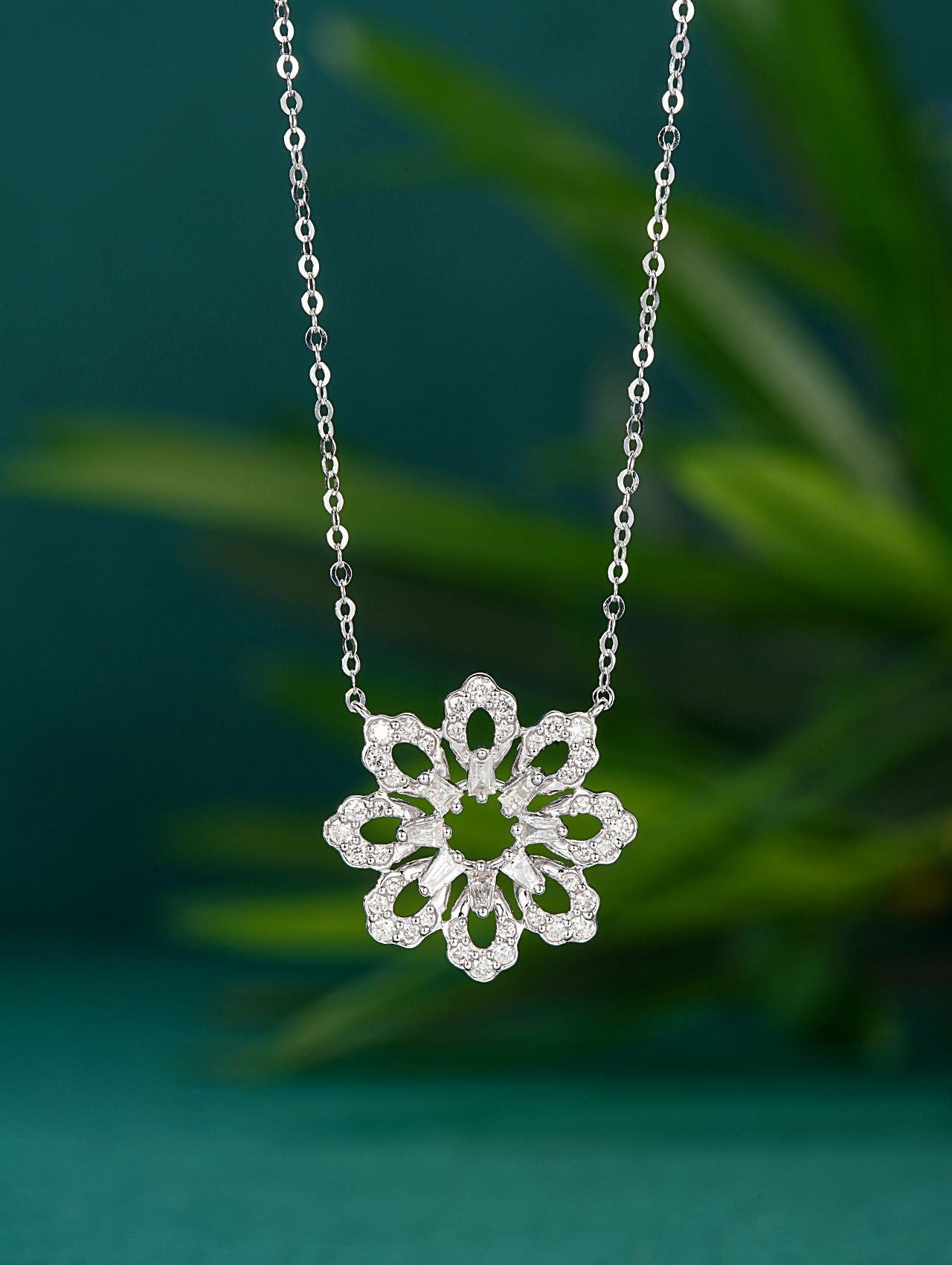 Eight-Petal Flower Pendant Jewelry - A Sparkling Gem - White Diamond Pendant