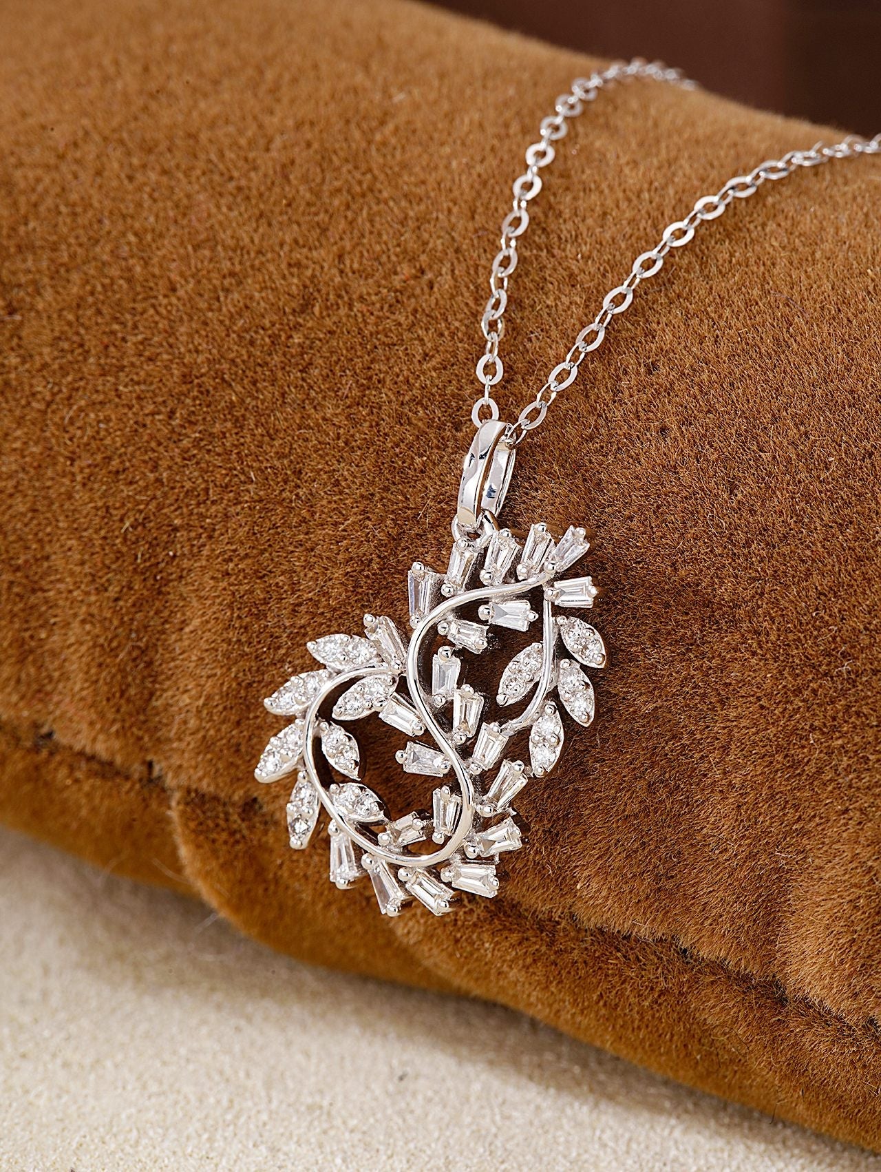 Elegant Lace-Edged Gourd Pendant Jewelry - White Diamond Pendant