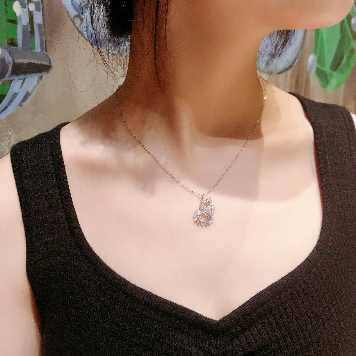 Elegant Lace-Edged Gourd Pendant Jewelry - White Diamond Pendant