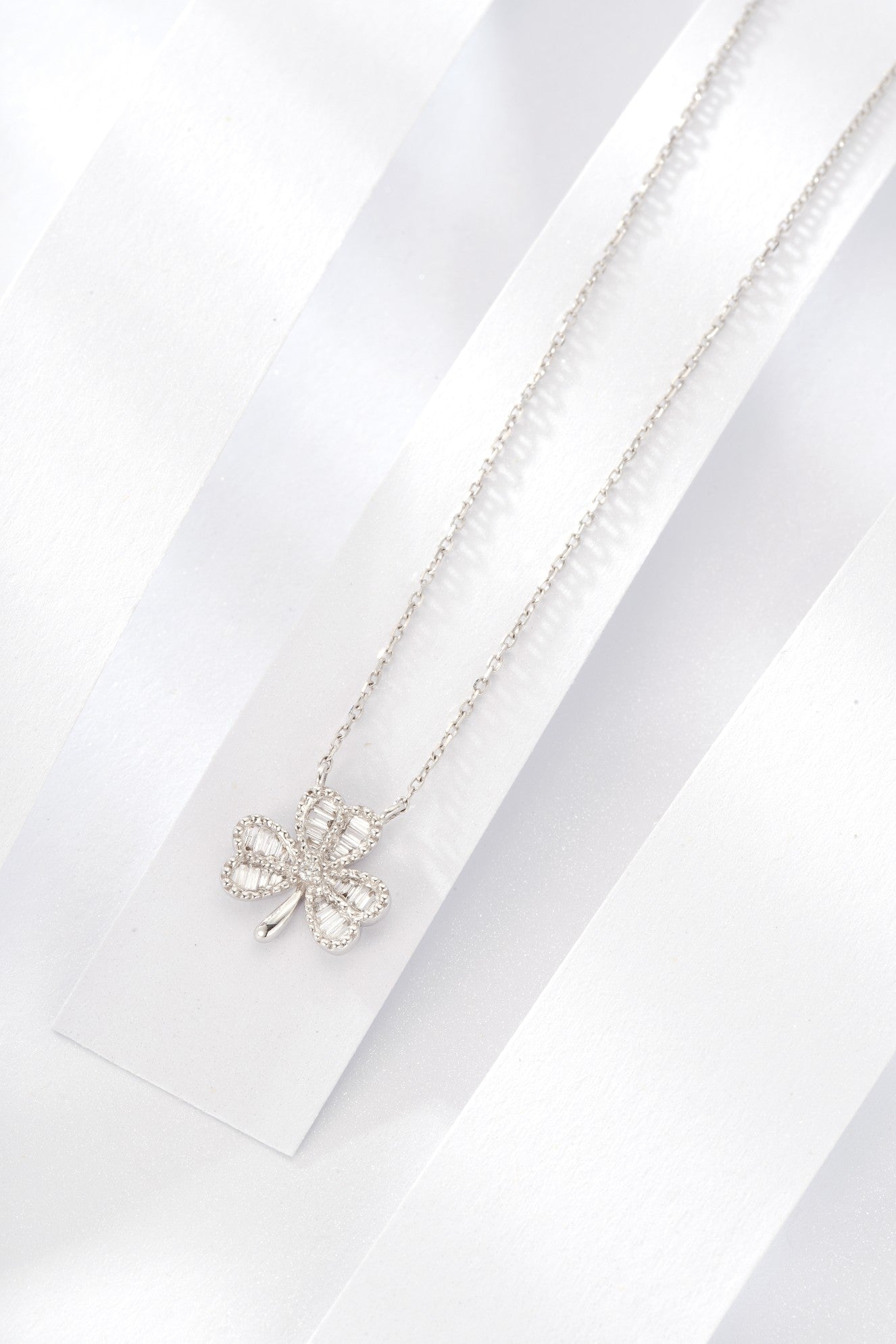 Enchanting Clover Pendant Jewelry - A Sparkling Gem for Every Occasion - White Diamond Pendant