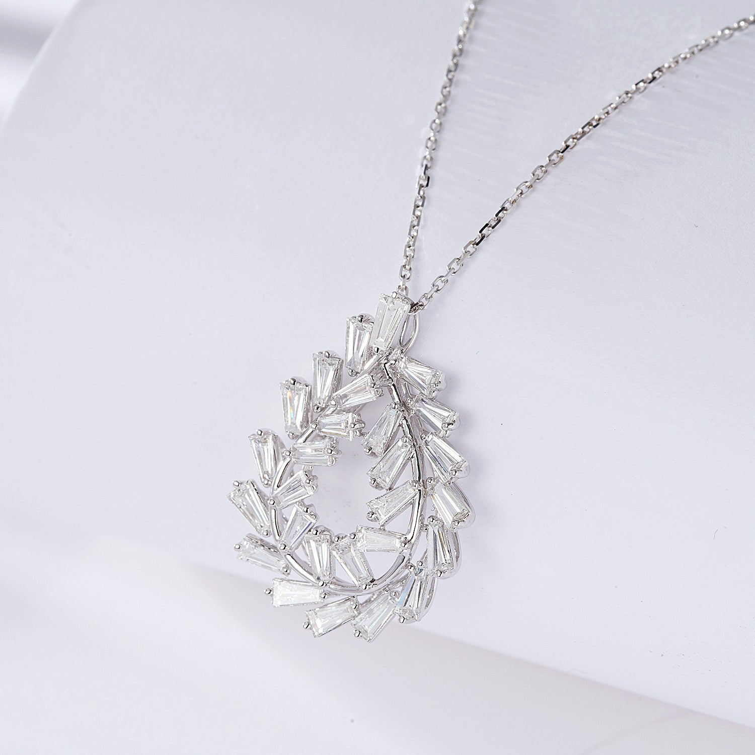 Exquisite Diamond and Peridot Pendant Jewelry - White Diamond Pendant