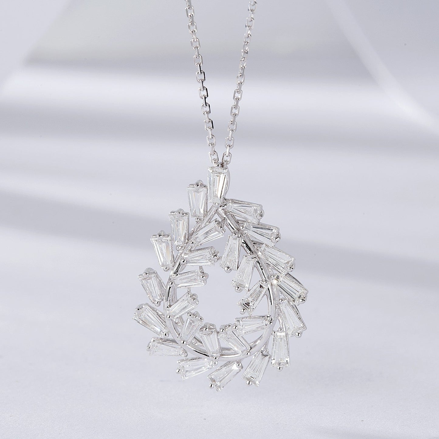 Exquisite Diamond and Peridot Pendant Jewelry - White Diamond Pendant