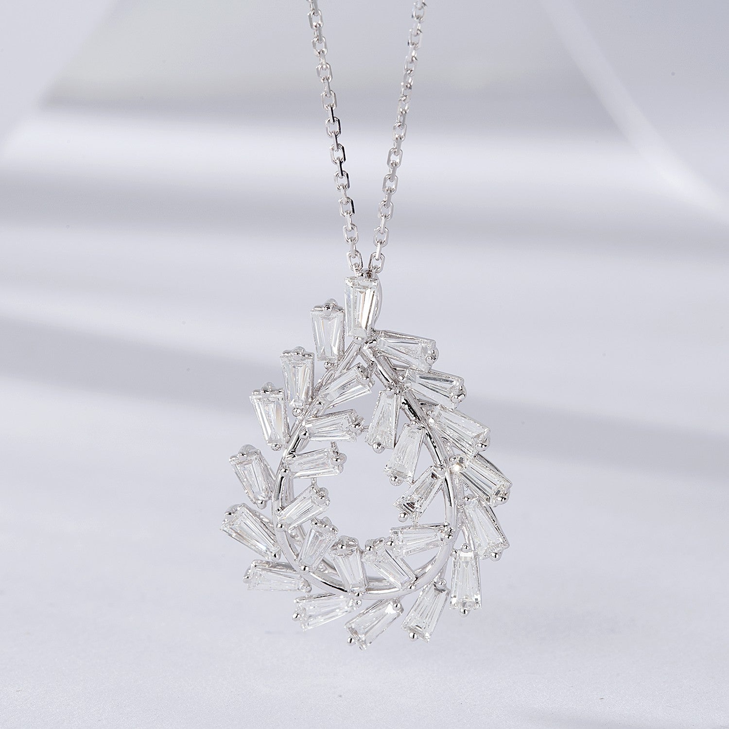 Exquisite Diamond and Peridot Pendant Jewelry - White Diamond Pendant