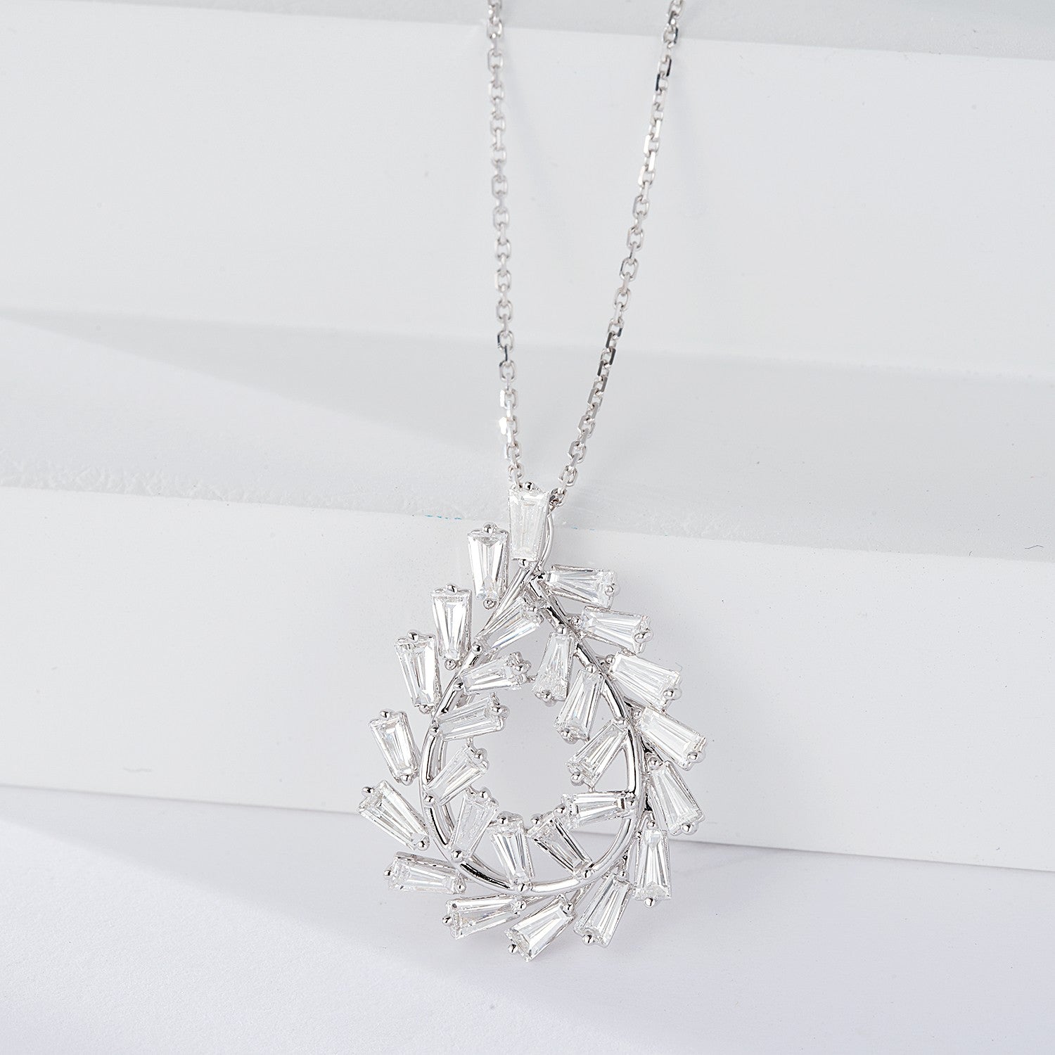 Exquisite Diamond and Peridot Pendant Jewelry - White Diamond Pendant