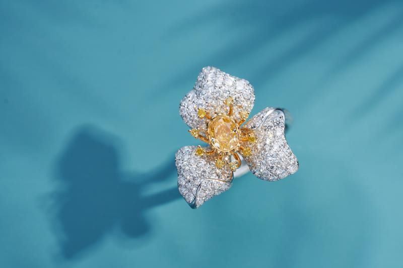 Exquisite Diamond Flower Center Ring - Luxurious Jewelry Piece - Yellow Diamond Ring