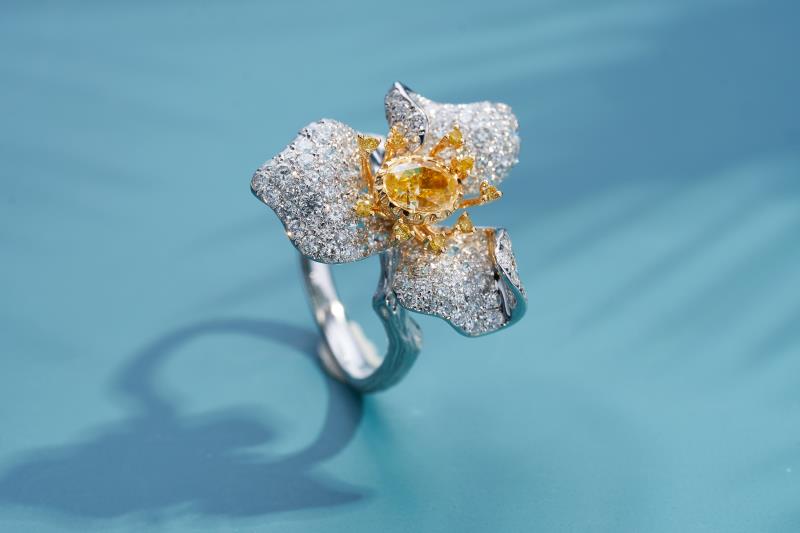 Exquisite Diamond Flower Center Ring - Luxurious Jewelry Piece - Yellow Diamond Ring