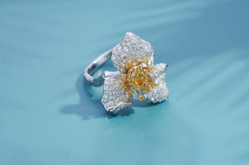 Exquisite Diamond Flower Center Ring - Luxurious Jewelry Piece - Yellow Diamond Ring