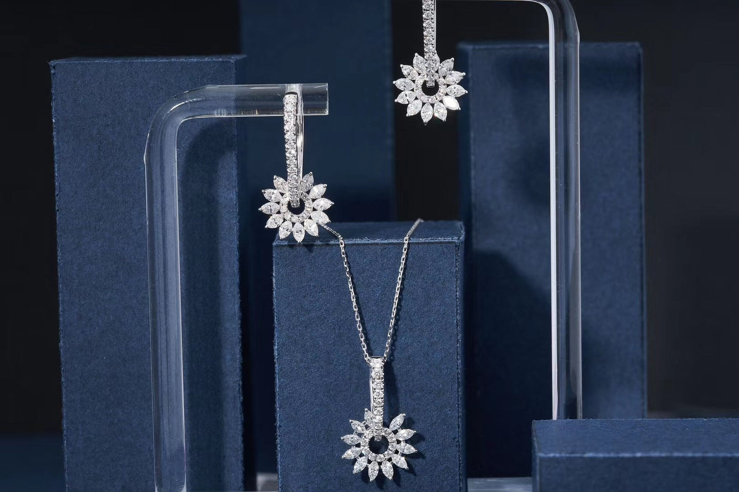 Exquisite Diamond Jewelry Set: Mare’s Eye Flower Collection - White Diamond Pendant