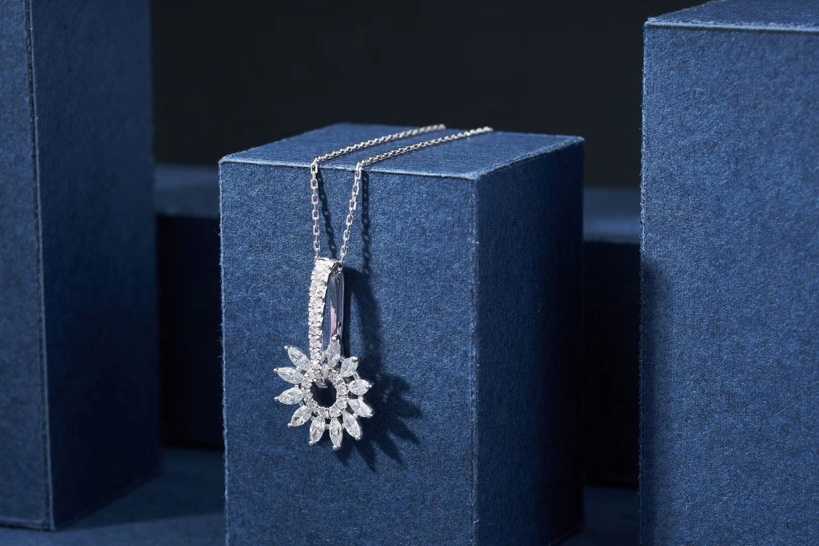 Exquisite Diamond Jewelry Set: Mare’s Eye Flower Collection - White Diamond Pendant