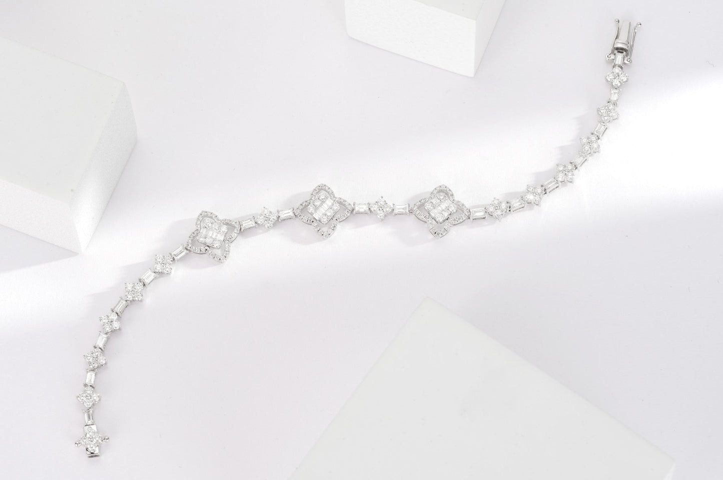 Exquisite Four-Leaf Clover Bracelet in Jewelry Collection - White Diamond Bracelet