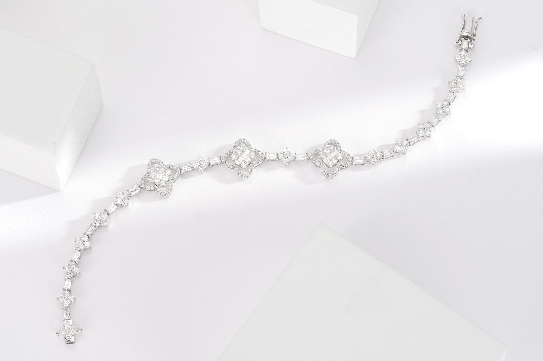 Exquisite Four-Leaf Clover Bracelet in Jewelry Collection - White Diamond Bracelet