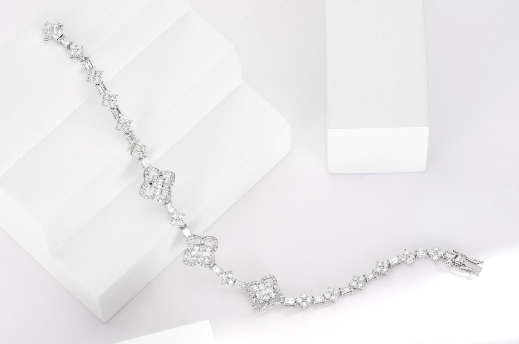 Exquisite Four-Leaf Clover Bracelet in Jewelry Collection - White Diamond Bracelet