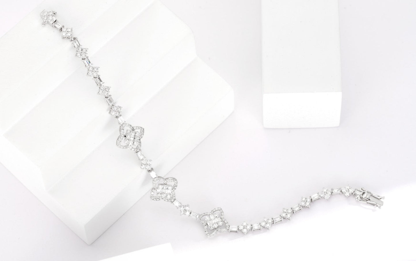 Exquisite Four-Leaf Clover Bracelet in Jewelry Collection - White Diamond Bracelet