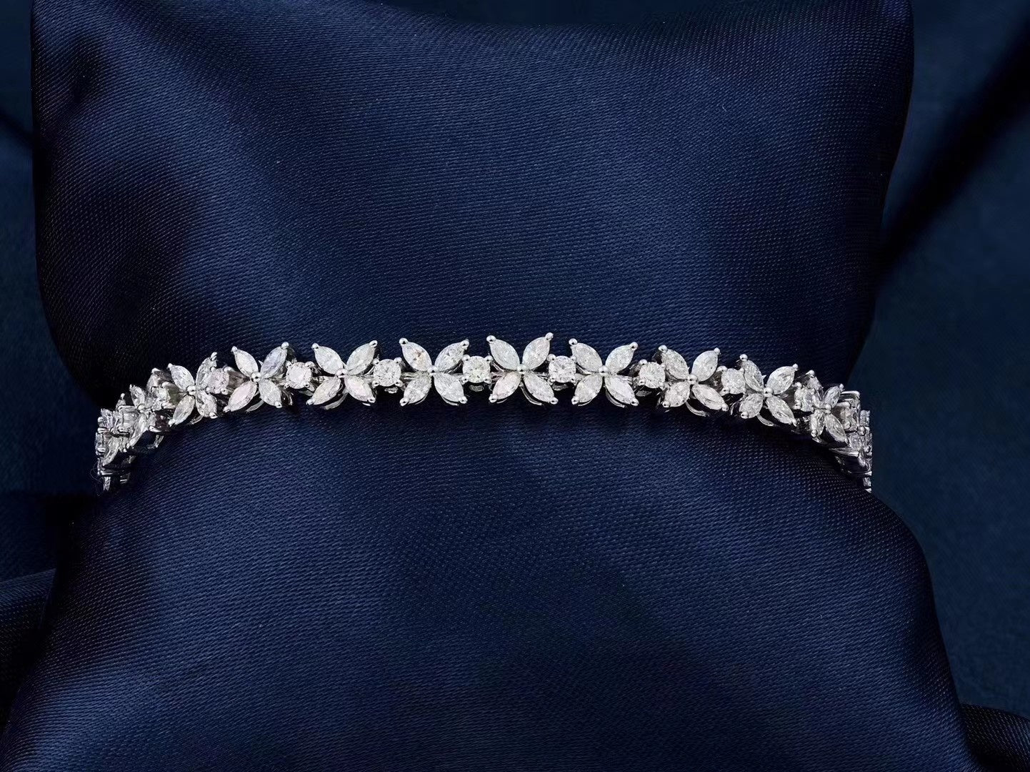 Exquisite Four-Leaf Clover Bracelet - Premium Jewelry Collection - White Diamond Bracelet