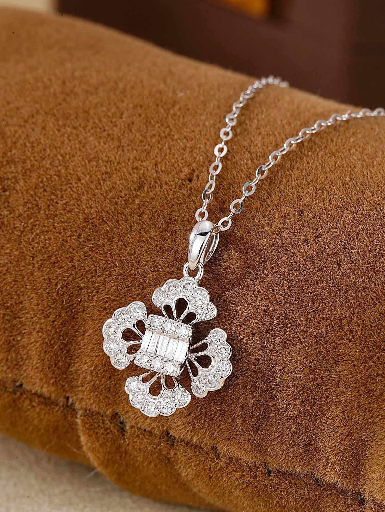 Exquisite Four-Leaf Clover Cubic Pendant Jewelry - White Diamond Pendant