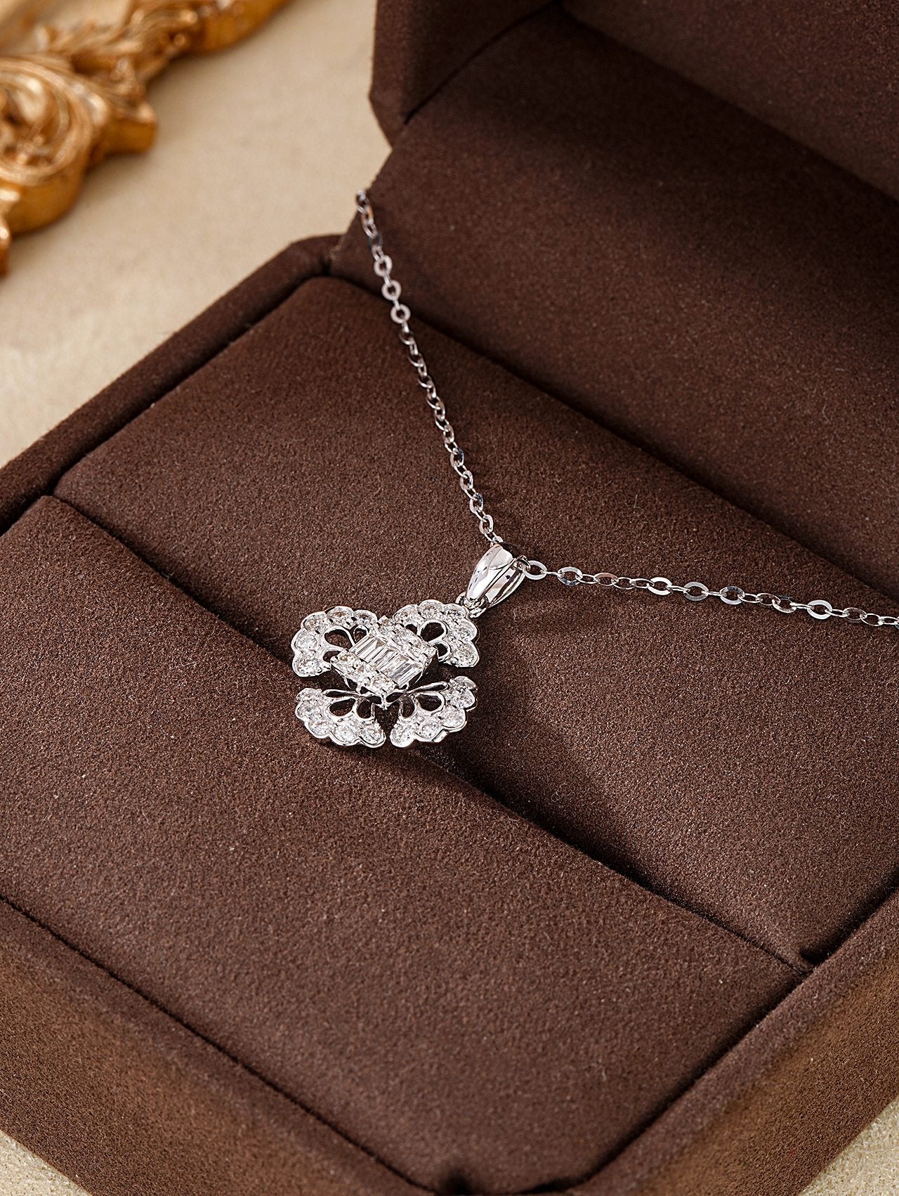 Exquisite Four-Leaf Clover Cubic Pendant Jewelry - White Diamond Pendant