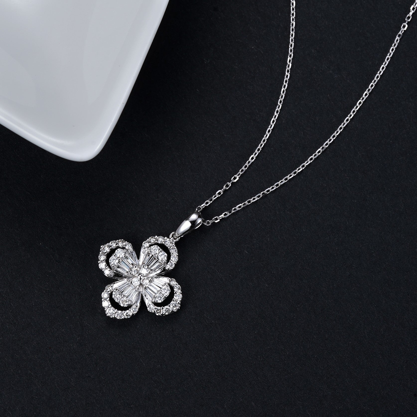 Exquisite Four-Leaf Clover Pendant Jewelry - White Diamond Pendant