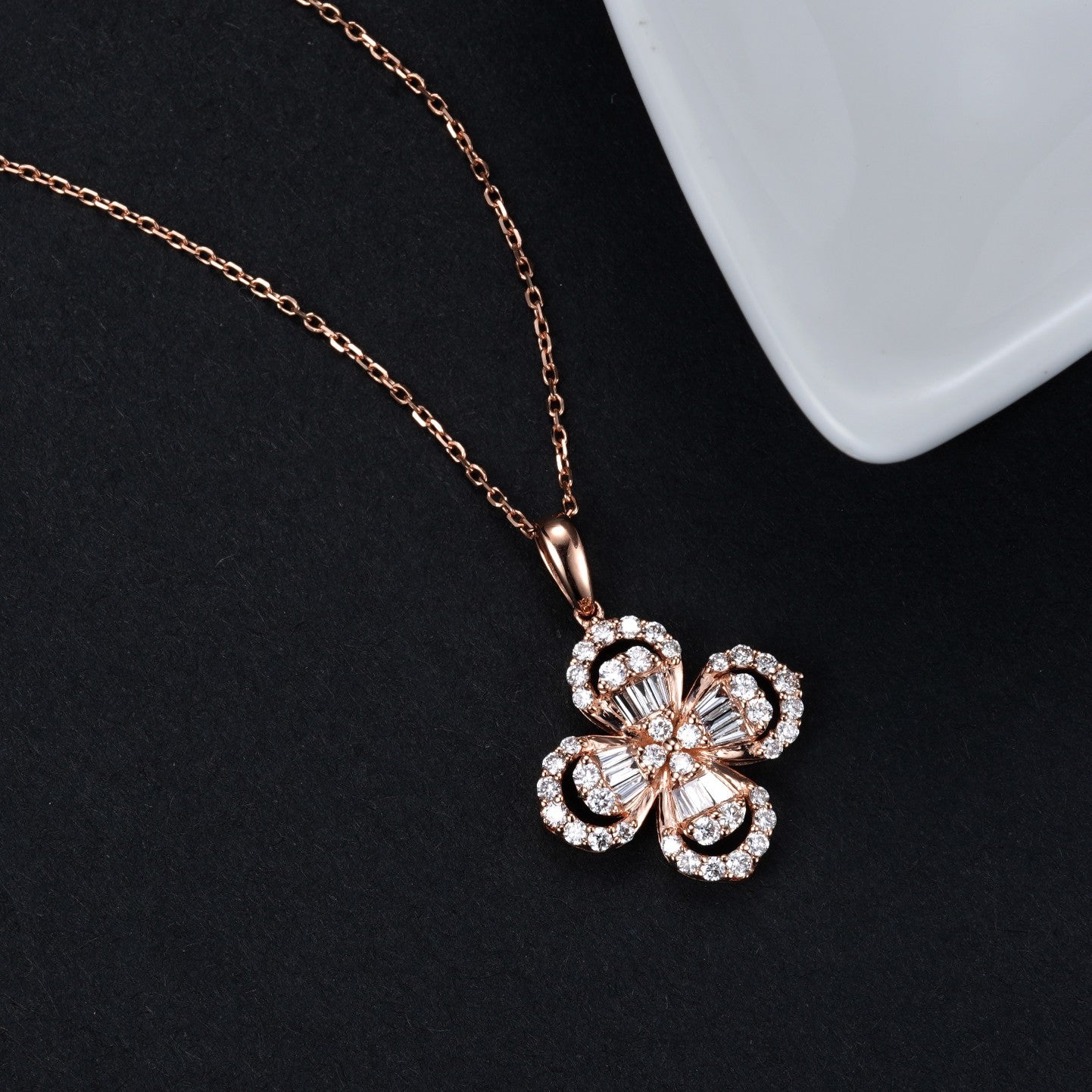 Exquisite Four-Leaf Clover Pendant Jewelry - White Diamond Pendant